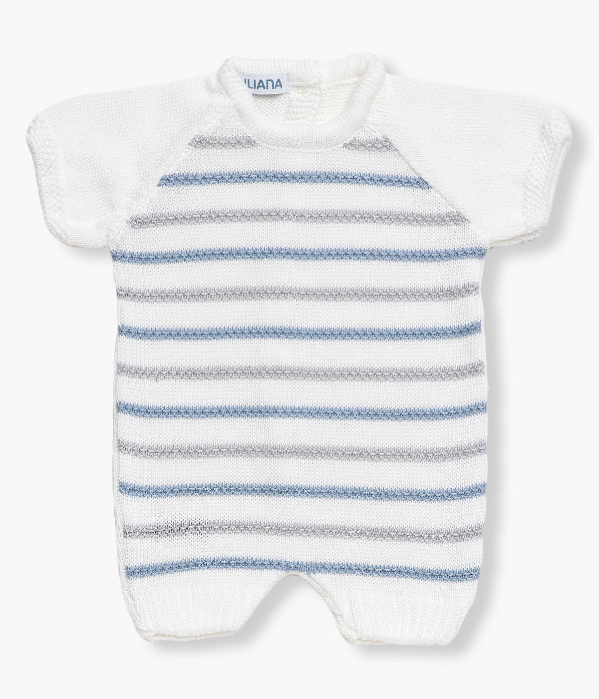 Vista de frente do fofo de malha branco e azul da Juliana para bebé e recém‑nascido(a). Delicado fofo de manga curta e sem pés com riscas em dois tons de azul. Abertura nas costas com botões para vestir facilmente.
