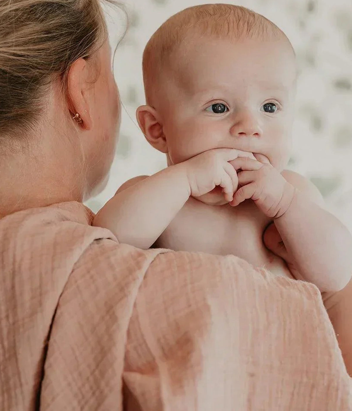 Bebé envolvido com swaddle musselina da Bibs para bebé menina e recém-nascida. Feita em musselina de algodão orgânico certificado na cor rosa (blush).