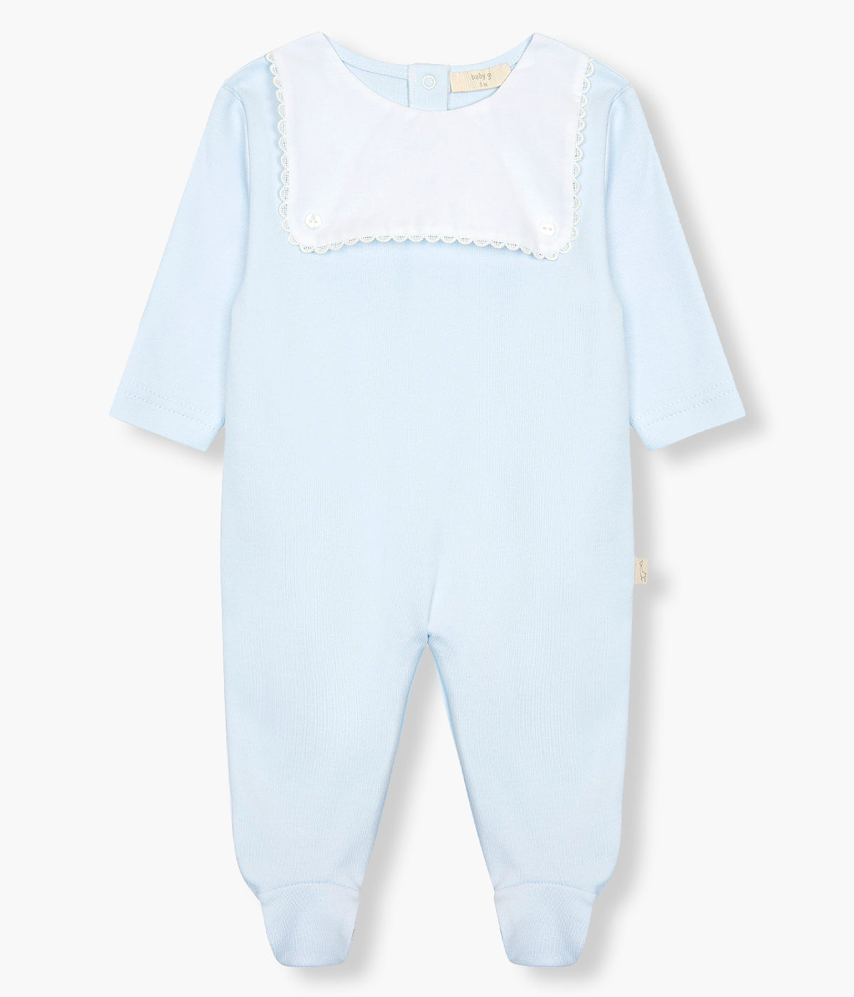 Vista de frente do babygrow em algodão azul da Baby Gi para bebé e recém-nascido(a). Peitilho com contorno em renda detalhada e dois botões decorativos. Abertura com molas de pressão nas costas e entrepernas.