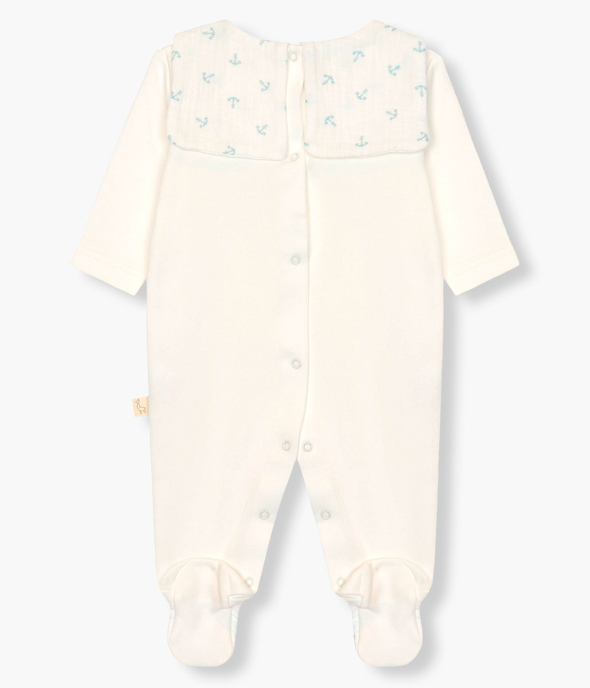 Vista de costas do babygrow em algodão pérola da Baby Gi para bebé e recém-nascido(a). Pés e peitilho com detalhe em tecido musselina com padrão âncoras azuis. Abertura com molas de pressão nas costas e entrepernas.