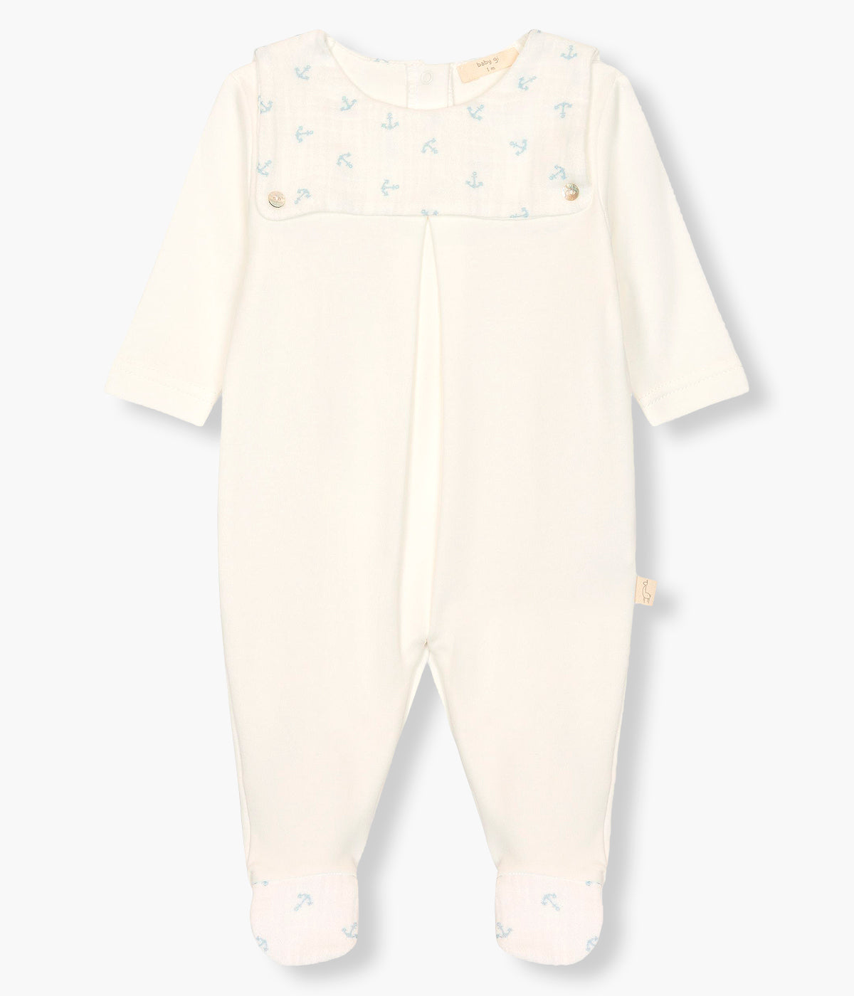 Vista de frente do babygrow em algodão pérola da Baby Gi para bebé e recém-nascido(a). Pés e peitilho com detalhe em tecido musselina com padrão âncoras azuis. Abertura com molas de pressão nas costas e entrepernas.