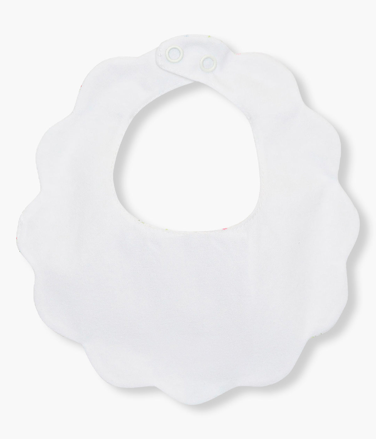 Vista de tras babete impermeável pérola da Baby Gi para bebé menina e recém-nascida, 100% algodão. Elegante babete em tecido piquet com rebordo ondulado e pequenos detalhes florais.
