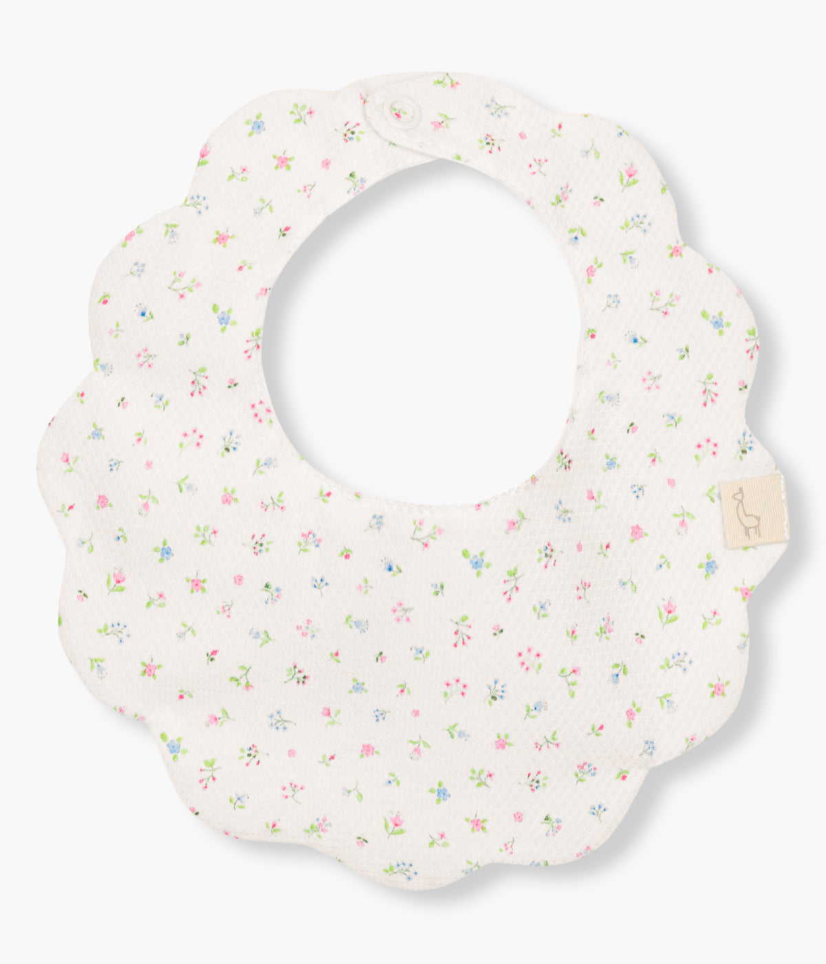 Vista de frente babete impermeável pérola da Baby Gi para bebé menina e recém-nascida, 100% algodão. Elegante babete em tecido piquet com rebordo ondulado e pequenos detalhes florais.