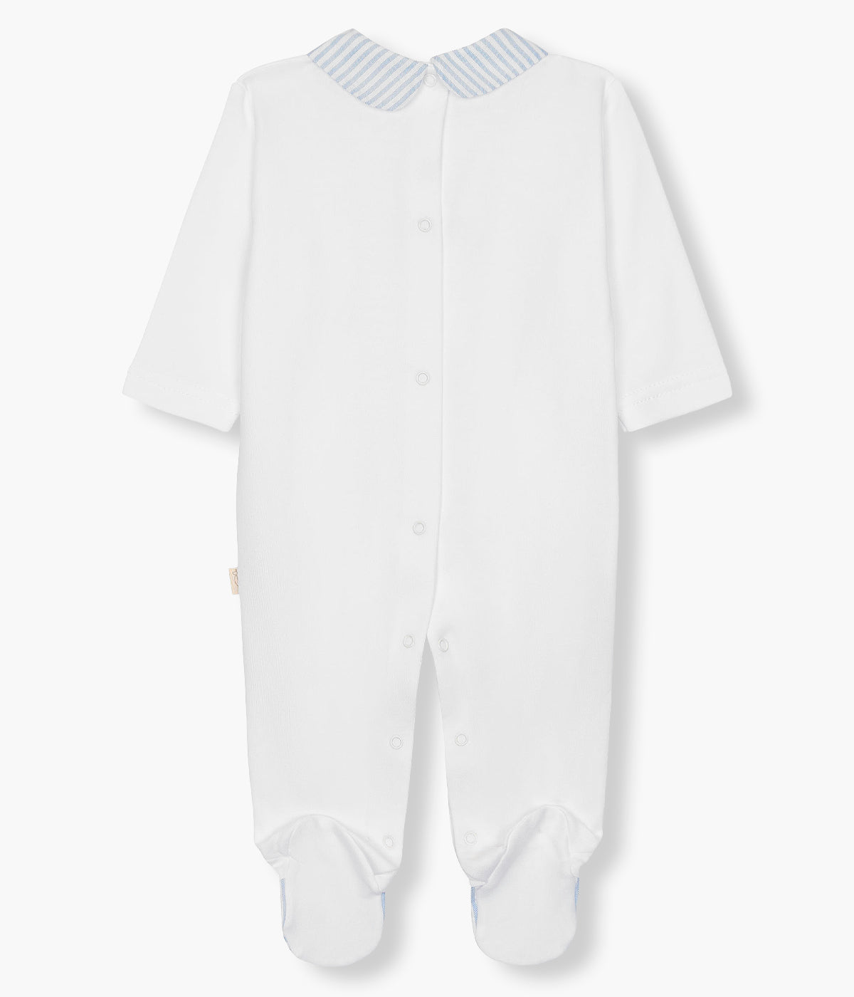 Vista de costas do babygrow em algodão branco da Baby Gi para bebé menino e recém-nascido. Gola redonda cortada e pés com padrão riscas azuis. Bordado de avioneta no peito.