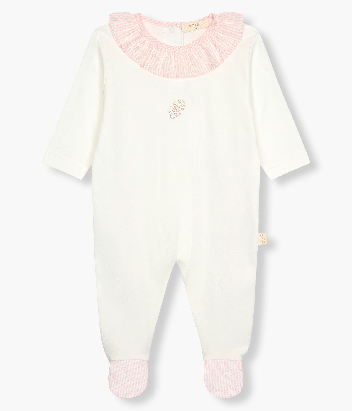 Vista de frente da babygrow em algodão pérola da Baby Gi para bebé menina e recém-nascida. Gola folho e pés com padrão riscas rosa e bordado de guizo no peito.