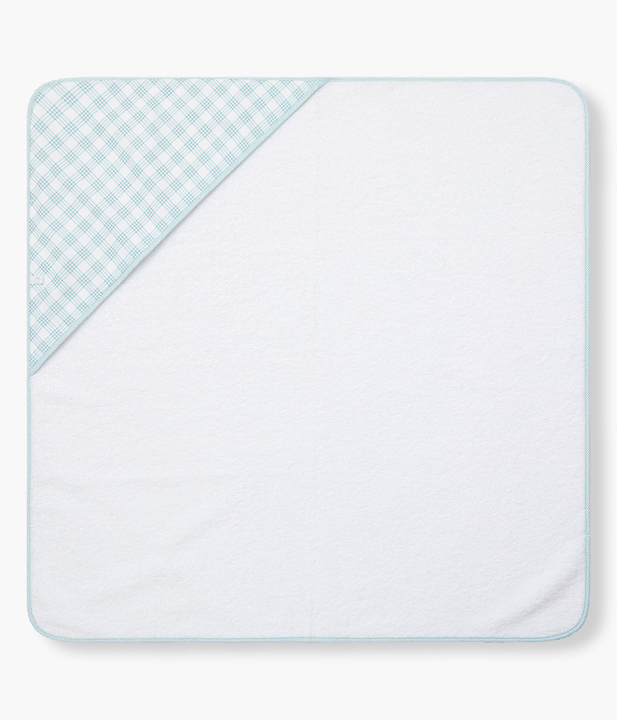 Vista de frente toalha de banho da Laranjinha para bebé menino e recém-nascido, 100% algodão. Suave e absorvente toalha em turco branco com carapuço no canto com padrão xadrez verde.