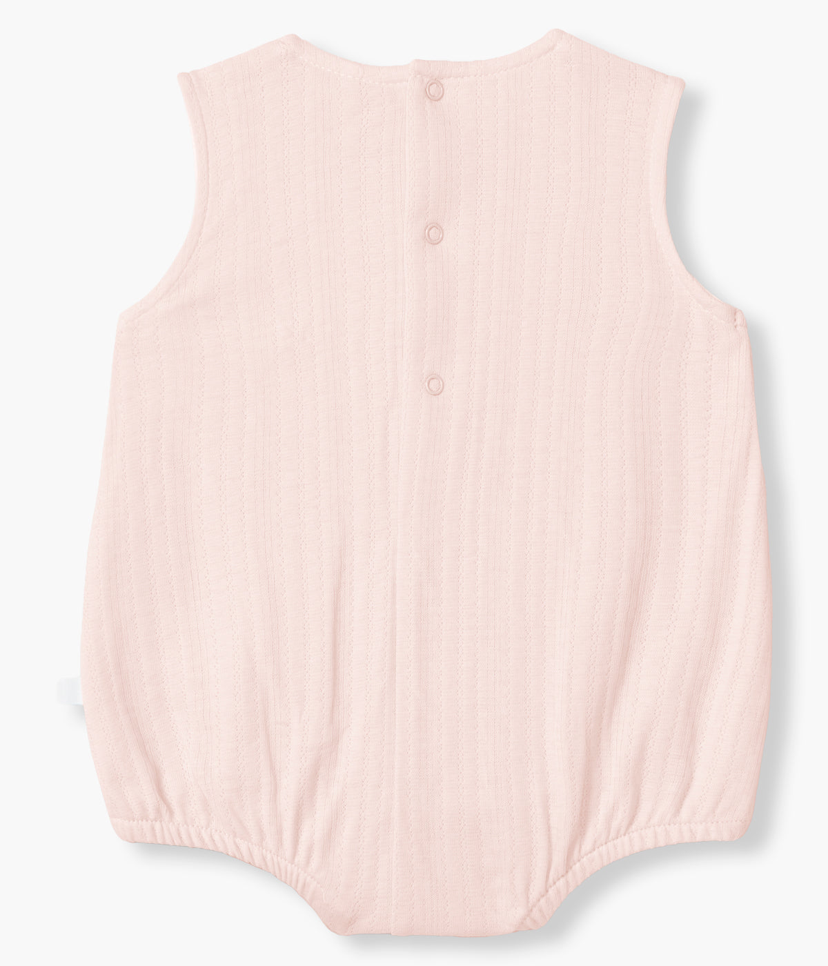 Vista de costas do fofo em algodão rosa da Laranjinha para bebé menina e recém-nascida. Delicado fofo de manga cava com peitilho em tecido branco com flores bordadas e dois botões madrepérola decorativos. Aberturas nas costas e entrepernas.