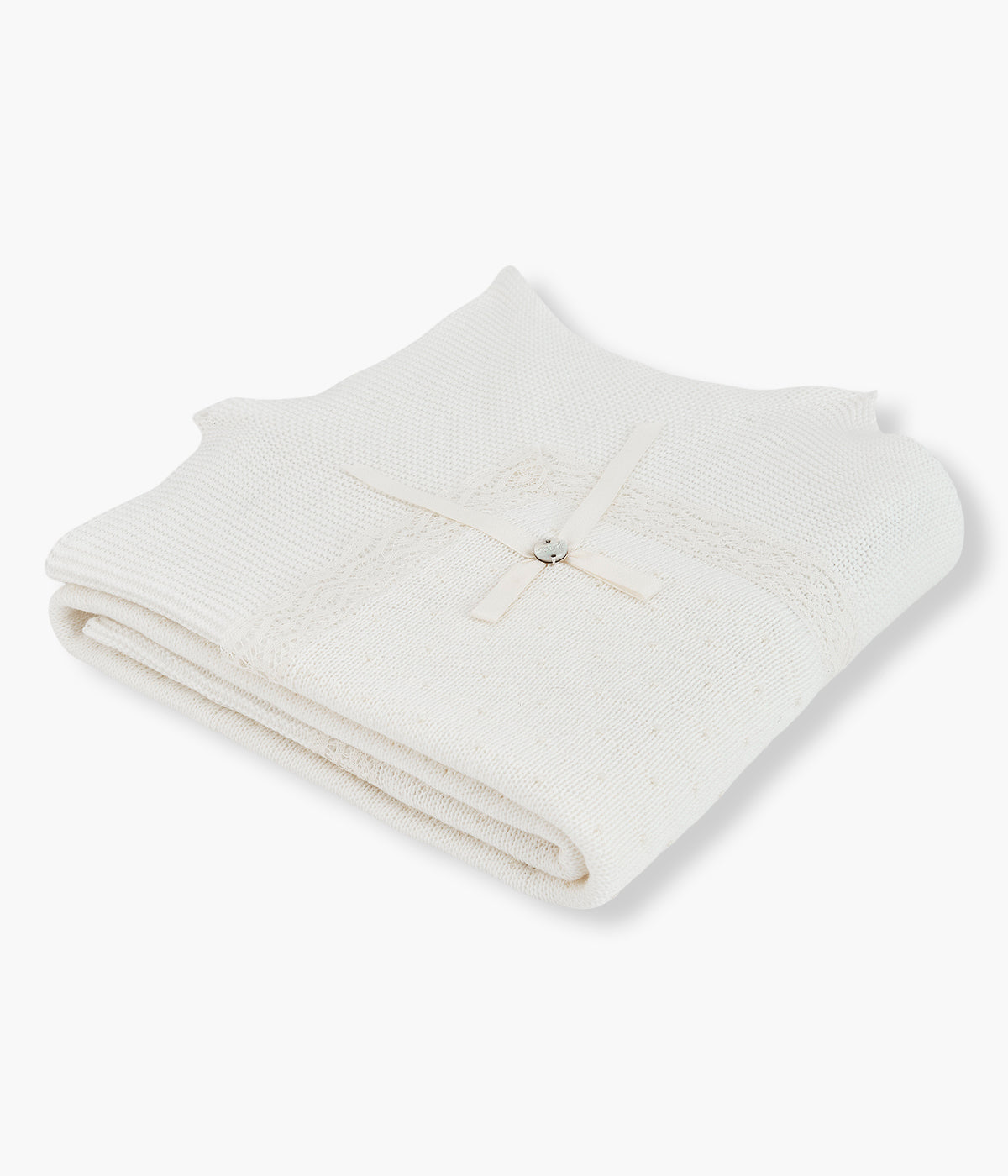 Manta em malha de algodão pérola da Paz Rodríguez para bebé e recém-nascido(a). Detalhes com relevo, renda, contornos ondulados e laço com medalha madrepérola.