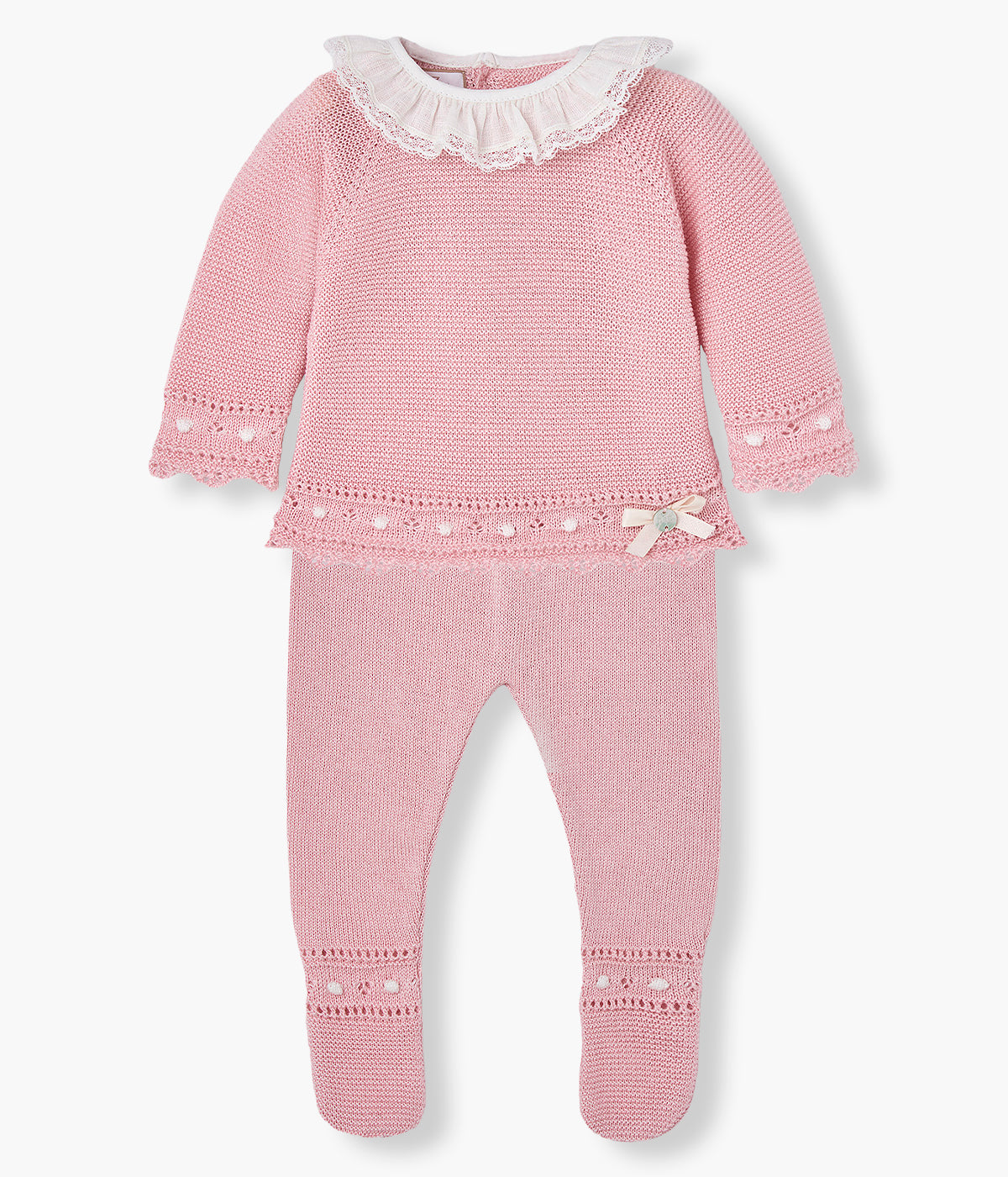 Vista de frente do conjunto de 2pc em malha de algodão rosa-velho da Paz Rodríguez para bebé menina e recém-nascida. Camisola com gola folho em renda, detalhes com relevo, contornos ondulados e laço com medalha madrepérola. Calças com pés com detalhes a combinar com a camisola.