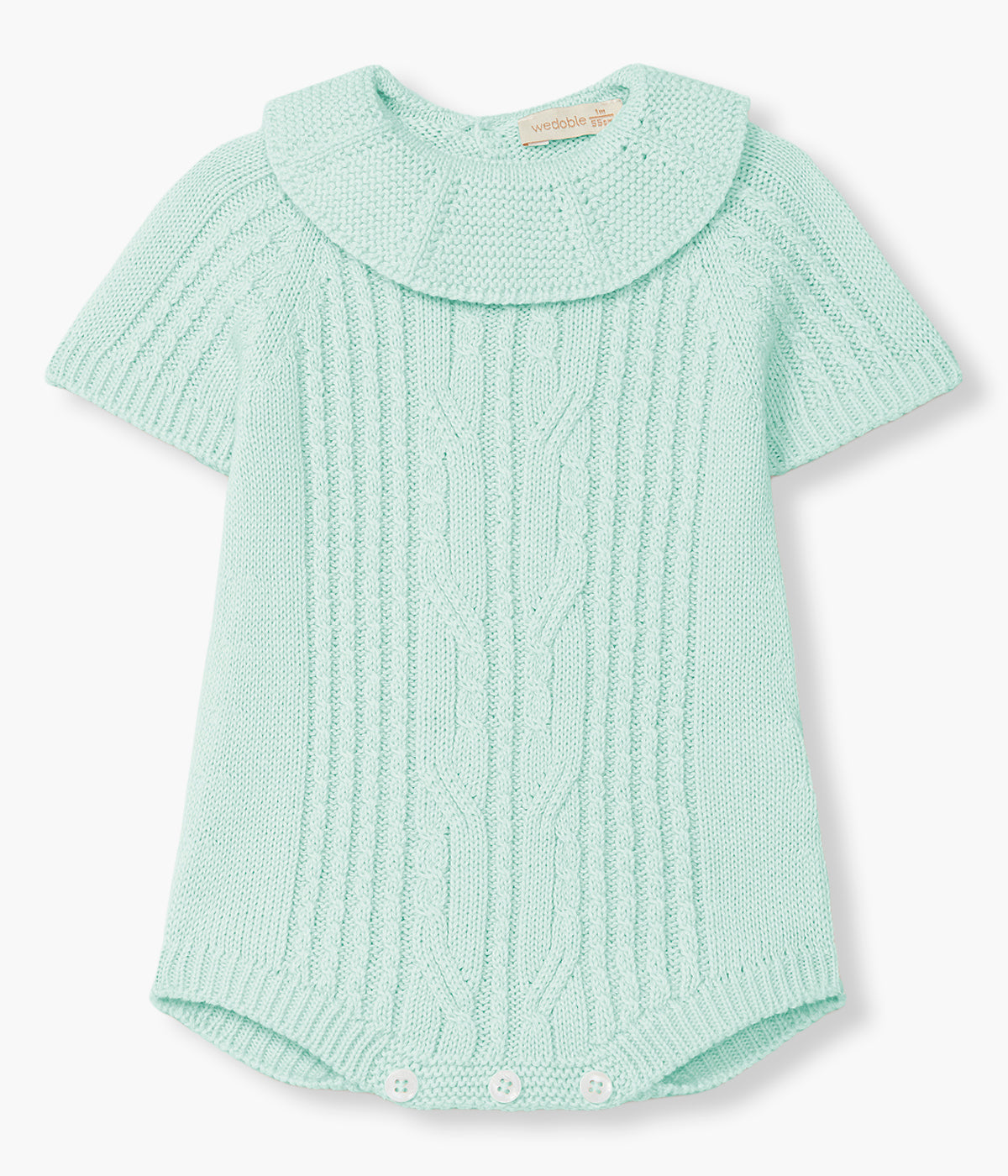 Vista de frente do fofo em malha de algodão orgânico verde-água da Wedoble para bebé e recém-nascido(a). Suave e delicada malha com detalhes entrelaçados na frente e gola folho. Abertura nas costas e entrepernas.