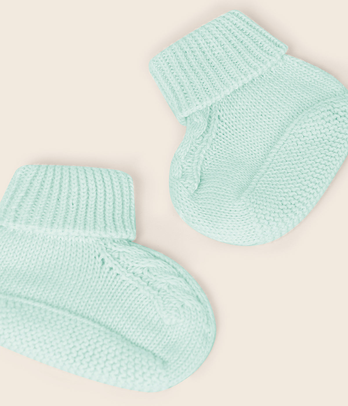 Par de carapins em malha de algodão orgânico verde-água da Wedoble para bebé e recém-nascido(a). Carapins tipo bota com dobra em malha suave com detalhes entrelaçados.