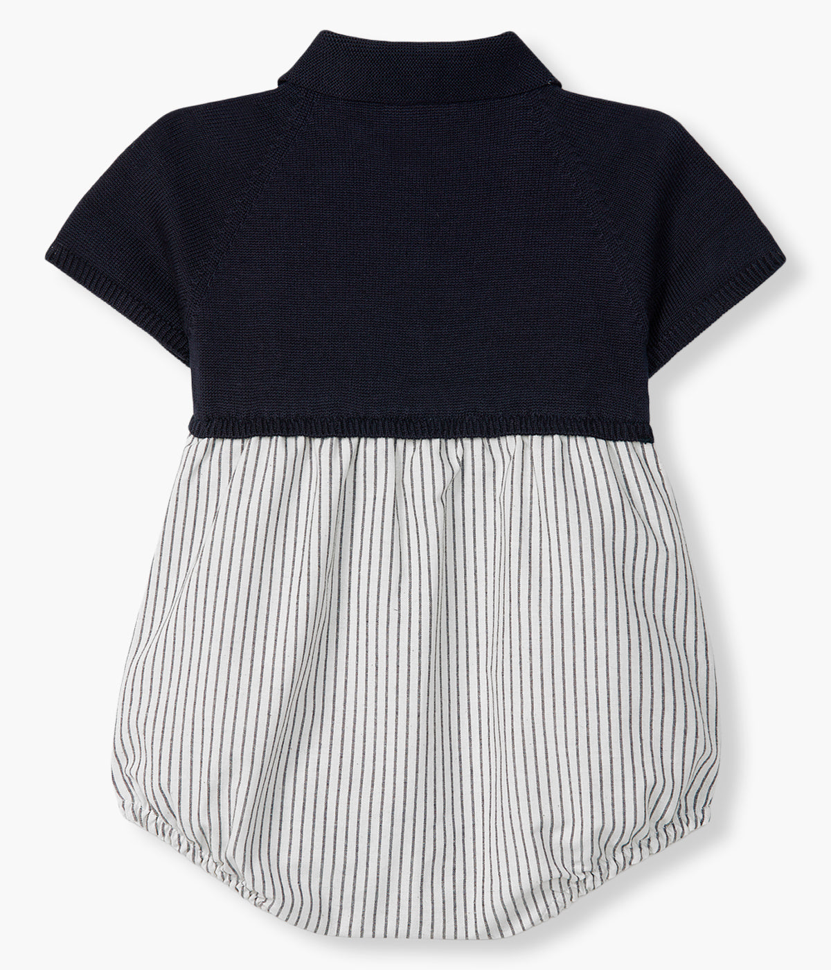 Vista de costas do fofo da Wedoble para bebé menino e recém-nascido. Elegante fofo com parte superior em malha de algodão orgânico azul com gola bico cortada e abertura no peito com botões de madeira. Parte inferior em tecido efeito balão em algodão branco com padrão riscas azuis.