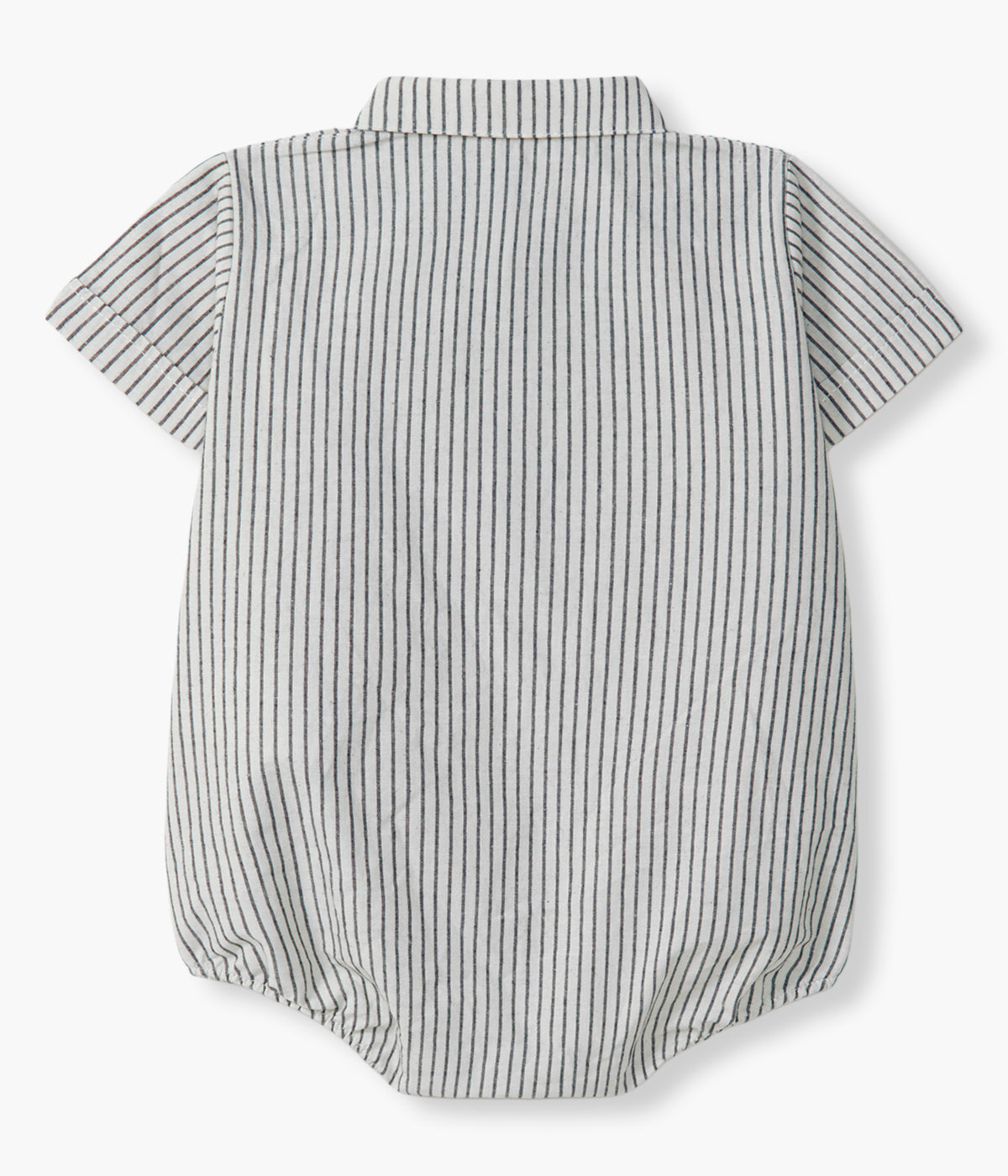 Vista de costas do fofo em algodão da Wedoble para bebé menino e recém-nascido. Elegante fofo branco tipo camisa com gola bico cortada e riscas azuis. Abertura na frente e entrepernas.