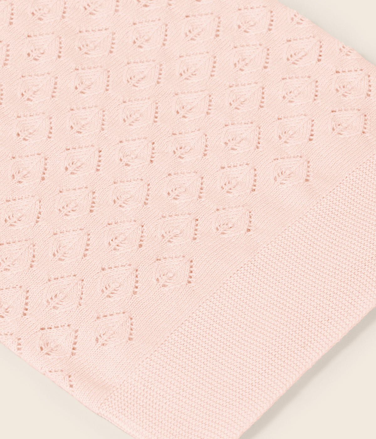 Manta em malha de algodão orgânico rosa da Wedoble para bebé menina e recém-nascida. Delicada manta de formato retangular com detalhes perfurados.