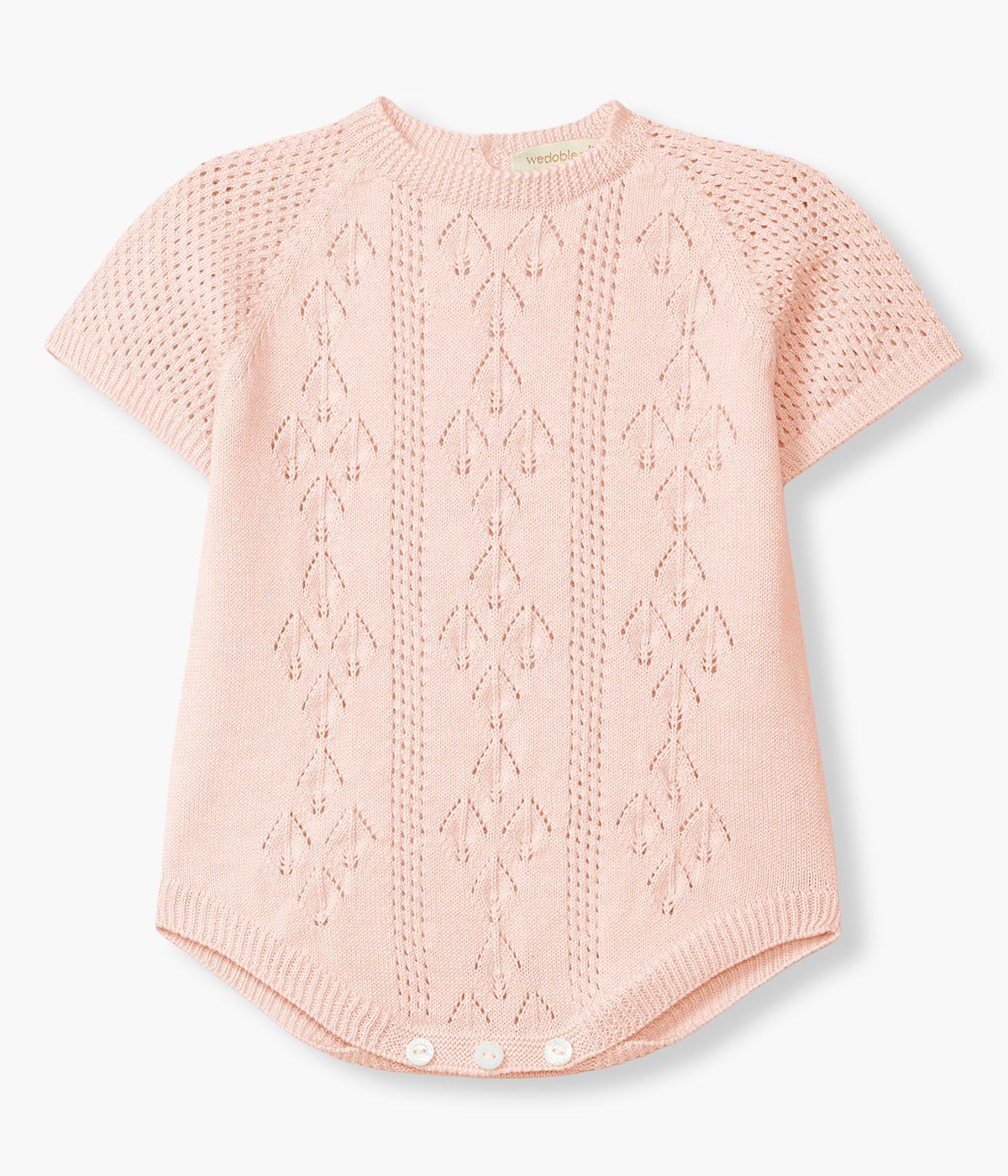 Vista de frente do fofo em malha de algodão orgânico rosa da Wedoble para bebé menina e recém-nascida. Delicado fofo com gola folho, detalhes perfurados na malha e botão madrepérola decorativo. Abertura nas costas e entrepernas.