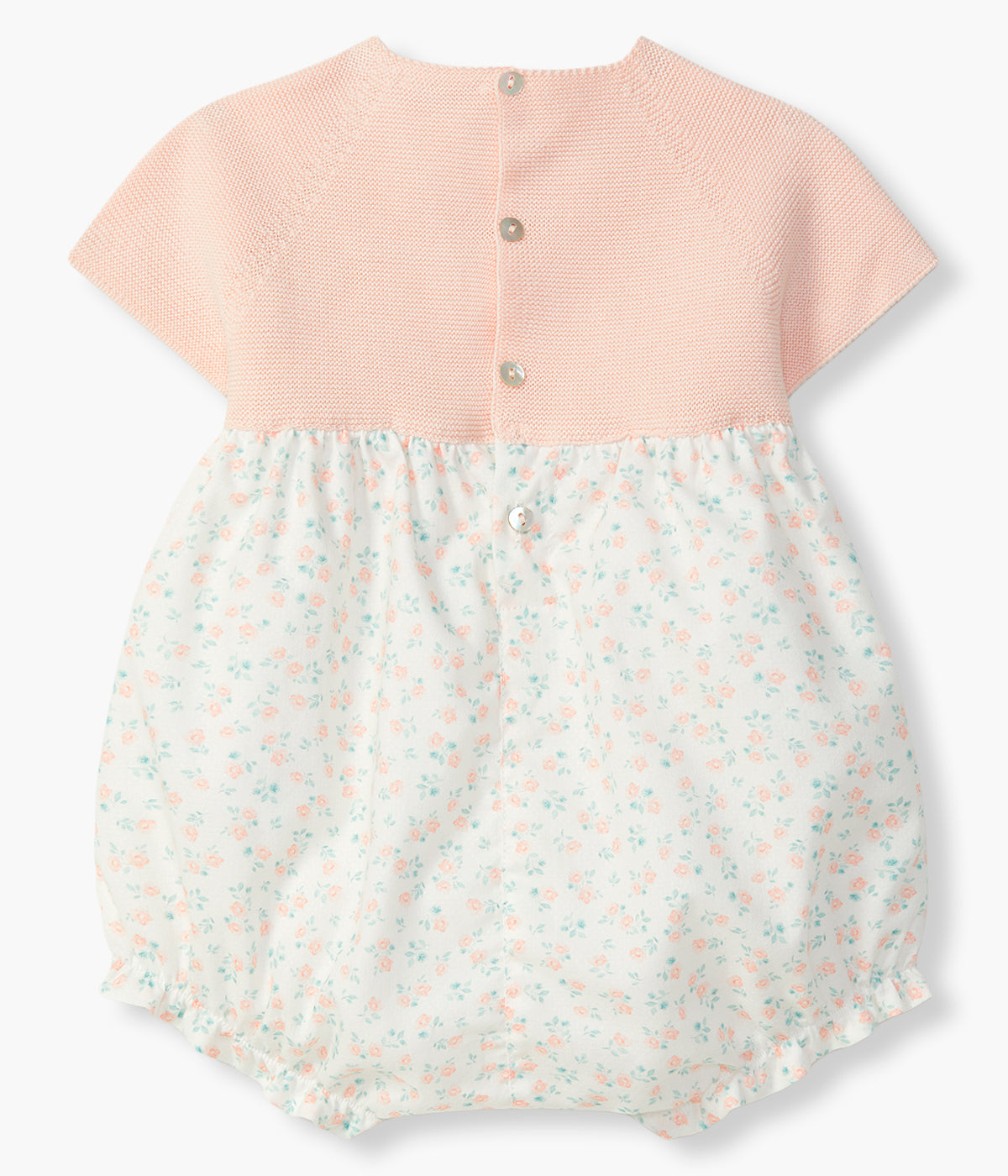 Vista de costas do fofo da Wedoble para bebé menina e recém-nascida. Elegante fofo com parte superior em malha de algodão orgânico rosa e parte inferior em tecido efeito balão em algodão com padrão floral em fundo branco.
