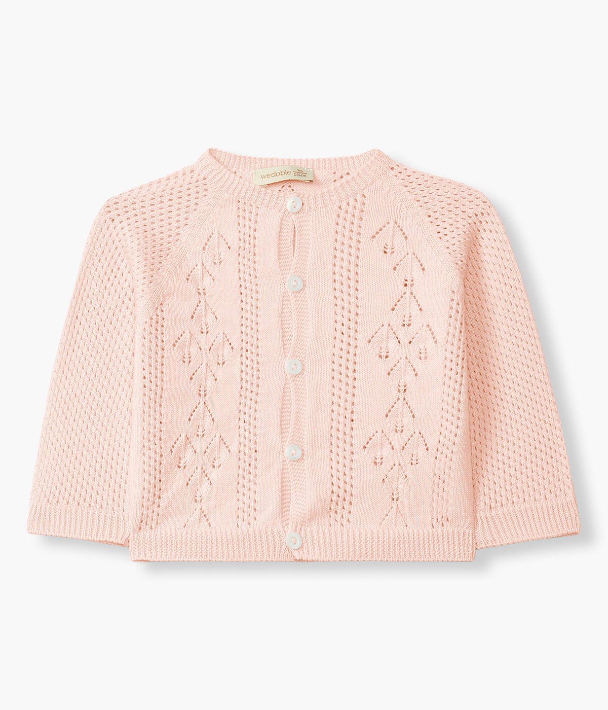 Vista de frente do casaco em malha de algodão orgânico rosa da Wedoble para bebé menina e recém-nascida. Suave e delicada malha com detalhes perfurados.