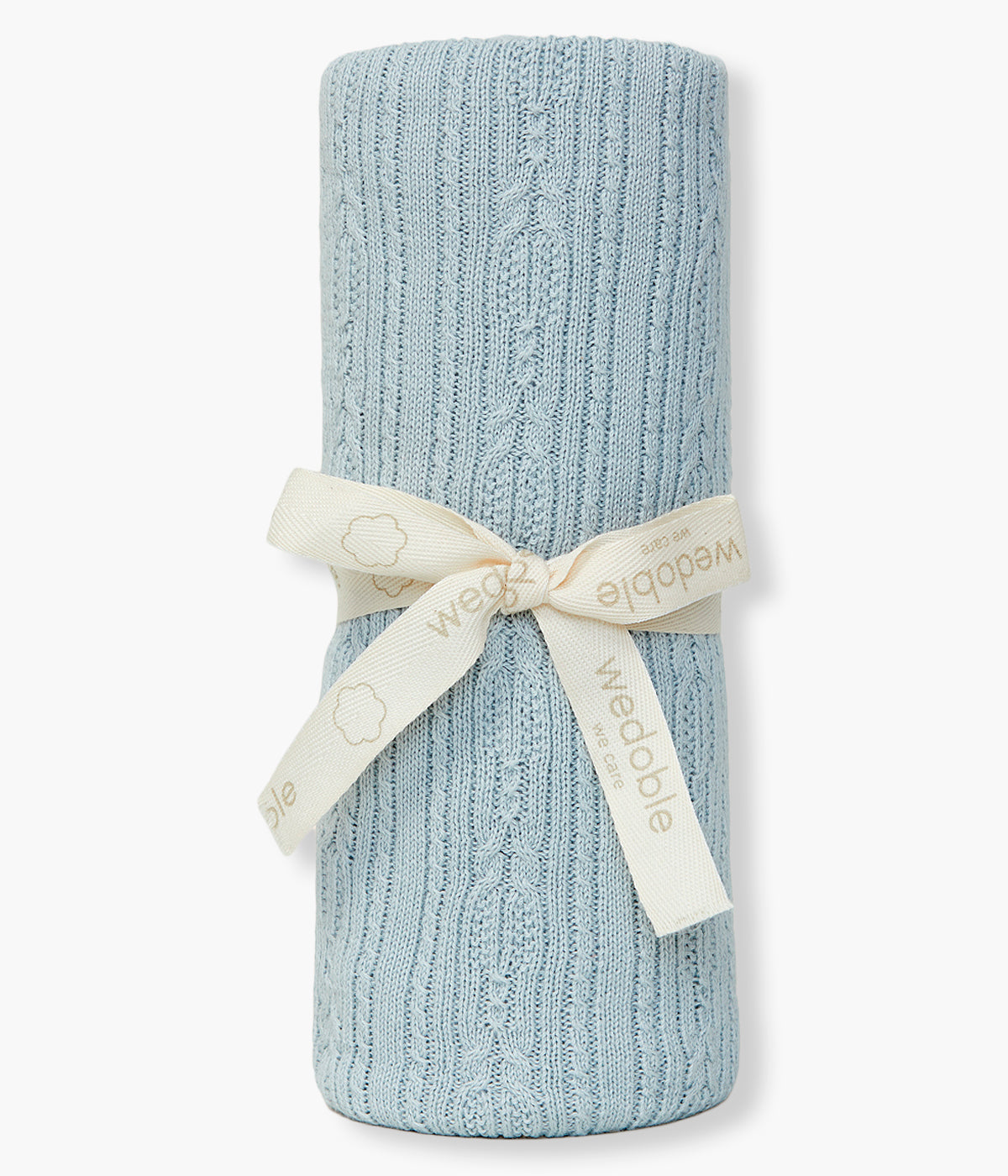 Vista enrolada da manta em malha de algodão orgânico azul da Wedoble para bebé e recém-nascido(a). Delicada manta de formato retangular com detalhes entrelaçados.