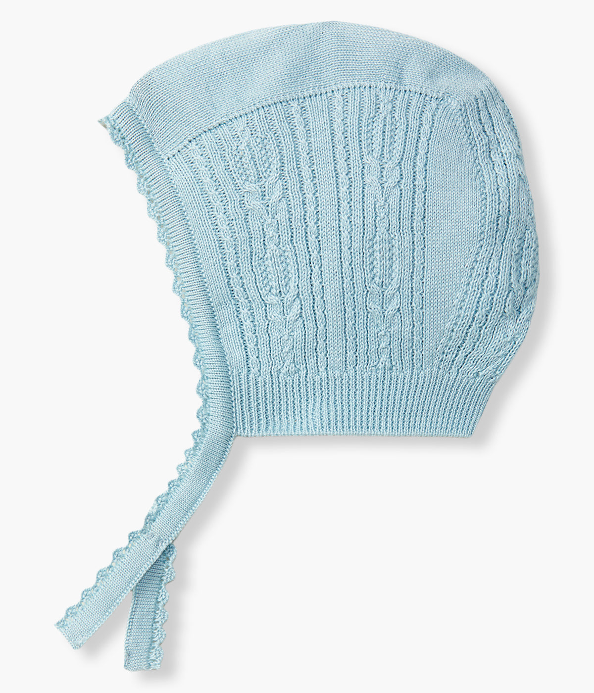 Vista lateral da touca em malha de algodão orgânico azul da Wedoble para bebé e recém-nascido(a). Delicada touca em malha suave com detalhes perfurados e tiras para atar no queixo.