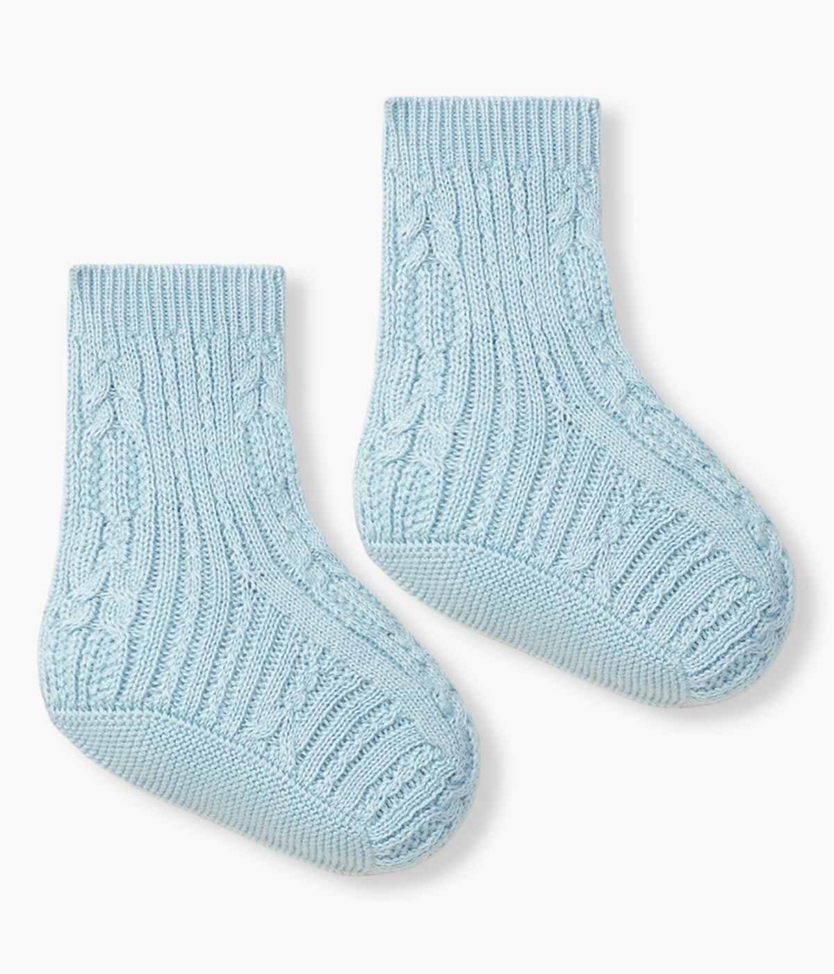 Vista lateral do par de carapins em malha de algodão orgânico azul da Wedoble para bebé menino e recém-nascido. Carapins com formato de bota com detalhes entrelaçados.