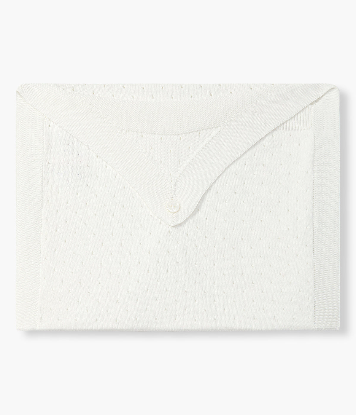 Vista de frente do saco de primeira roupa em malha de algodão orgânico pérola da Wedoble para bebé e recém-nascido(a). Delicado saco em malha suave com formato de envelope com fecho com um botão madrepérola.