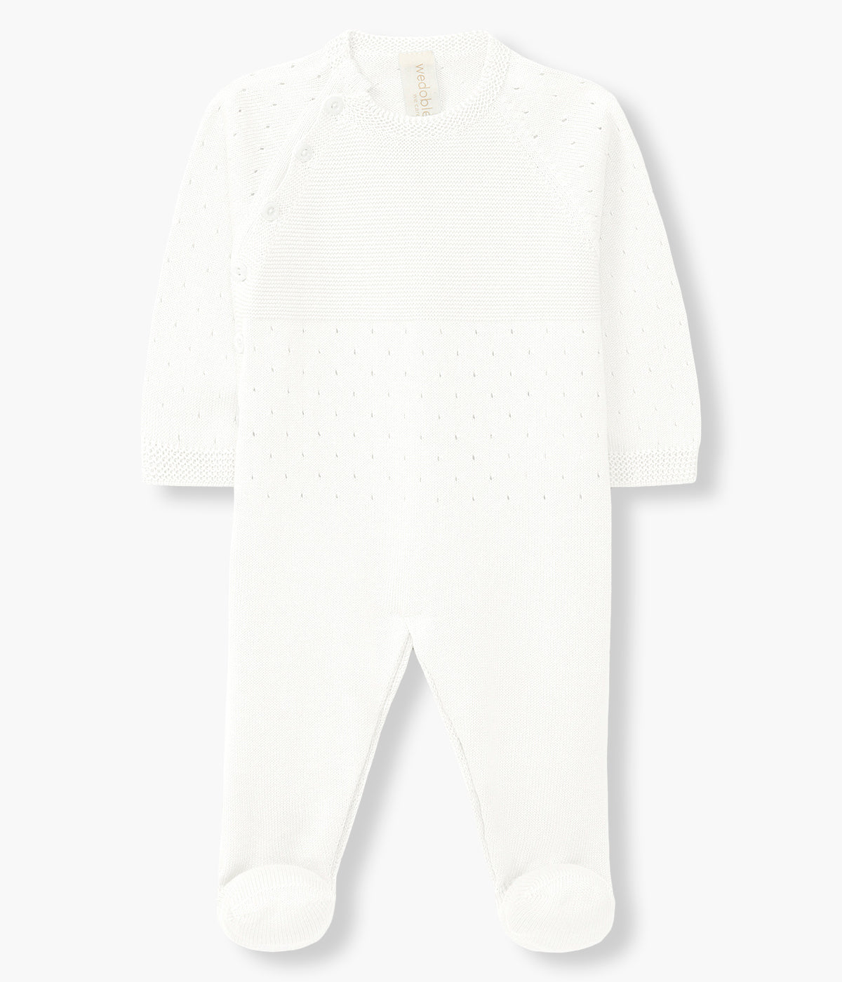 Vista de frente do babygrow em malha de algodão orgânico pérola da Wedoble para bebé e recém-nascido(a). Delicada malha com detalhes perfurados. Aberturas no ombro e entrepernas.