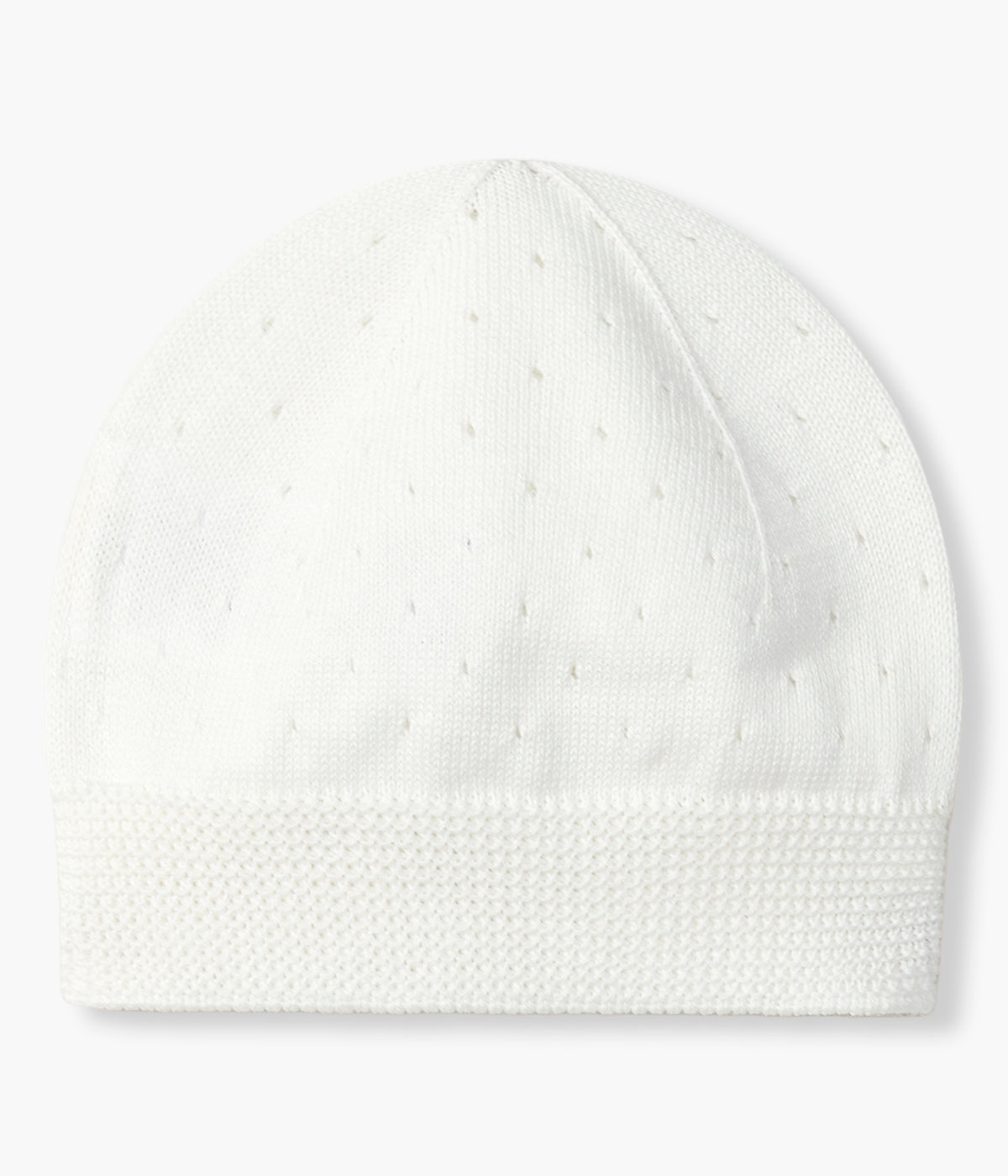 Vista de frente do gorro em malha de algodão orgânico pérola da Wedoble para bebé e recém-nascido(a). Delicado gorro em malha suave com dobra e efeitos perfurados na malha.
