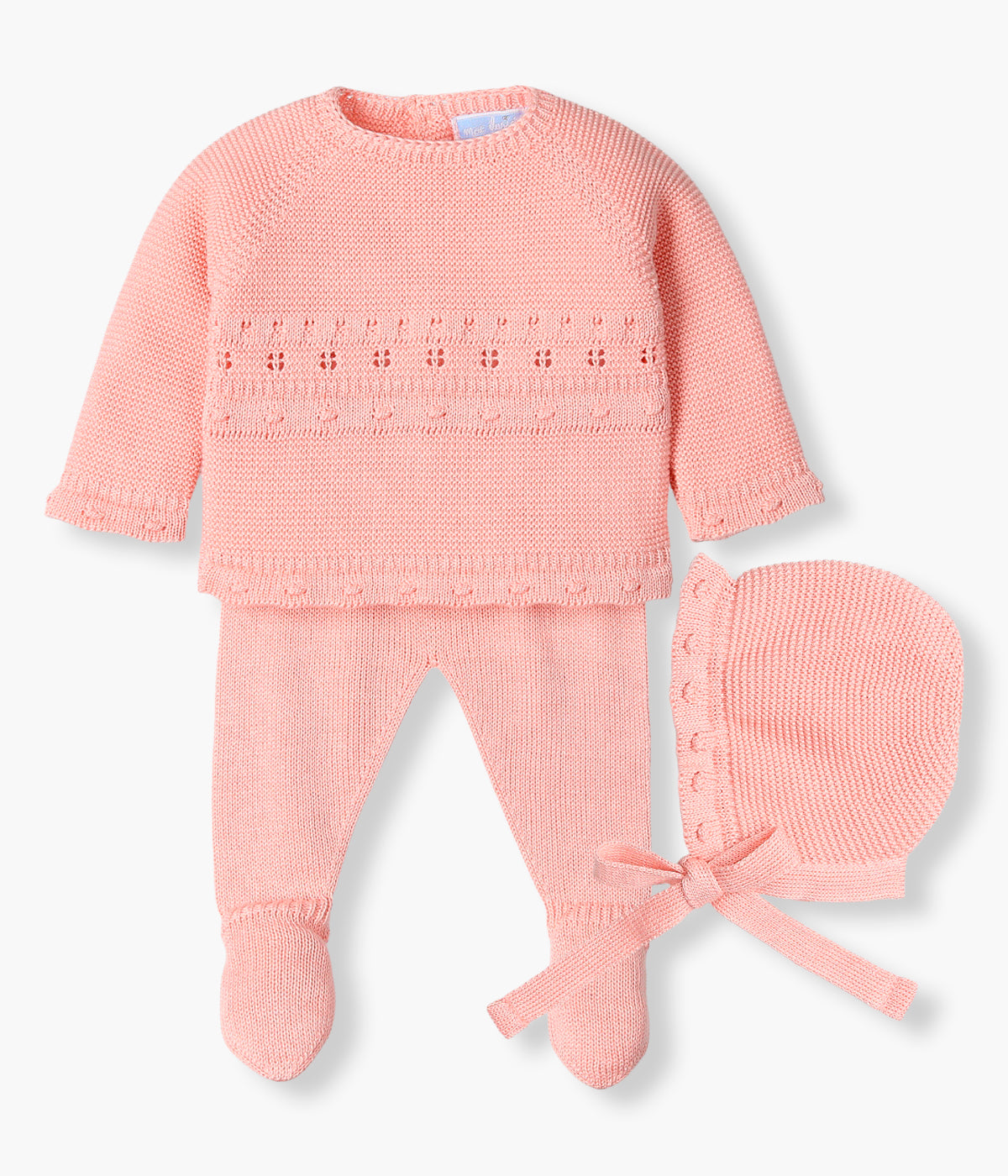 Vista frontal do conjunto de 3 peças em malha de cor rosa claro da Mac Ilusión composto por camisola, calças e touca para bebé menina e recém-nascida. Camisola com detalhes perfurados e com relevo. Touca a combinar. Calças lisas com pés.