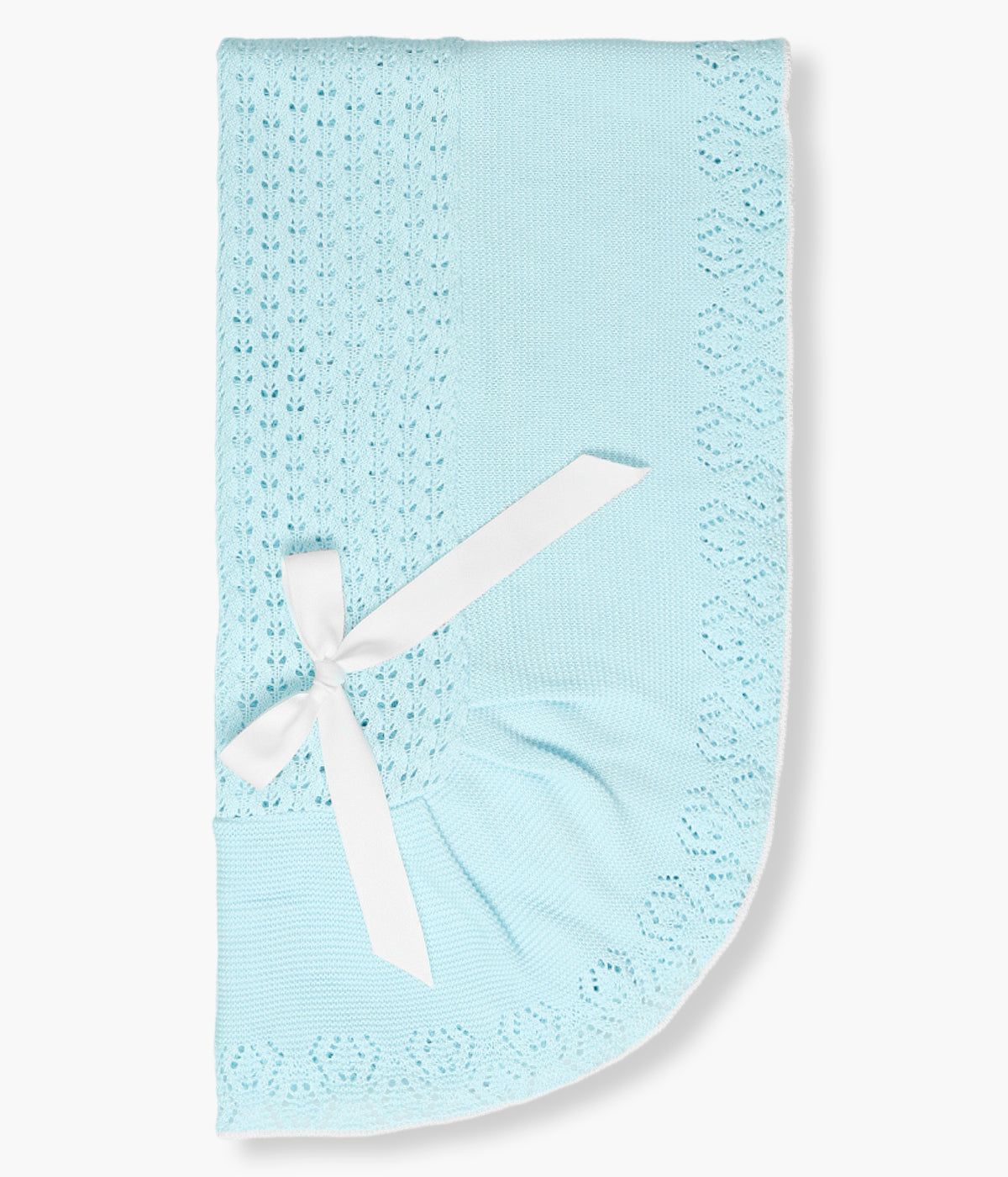 Vista de frente da manta em malha azul Mac Ilusión para bebé e recém-nascido(a). Delicada manta de formato retangular com detalhes perfurados, laço e contornos em branco.