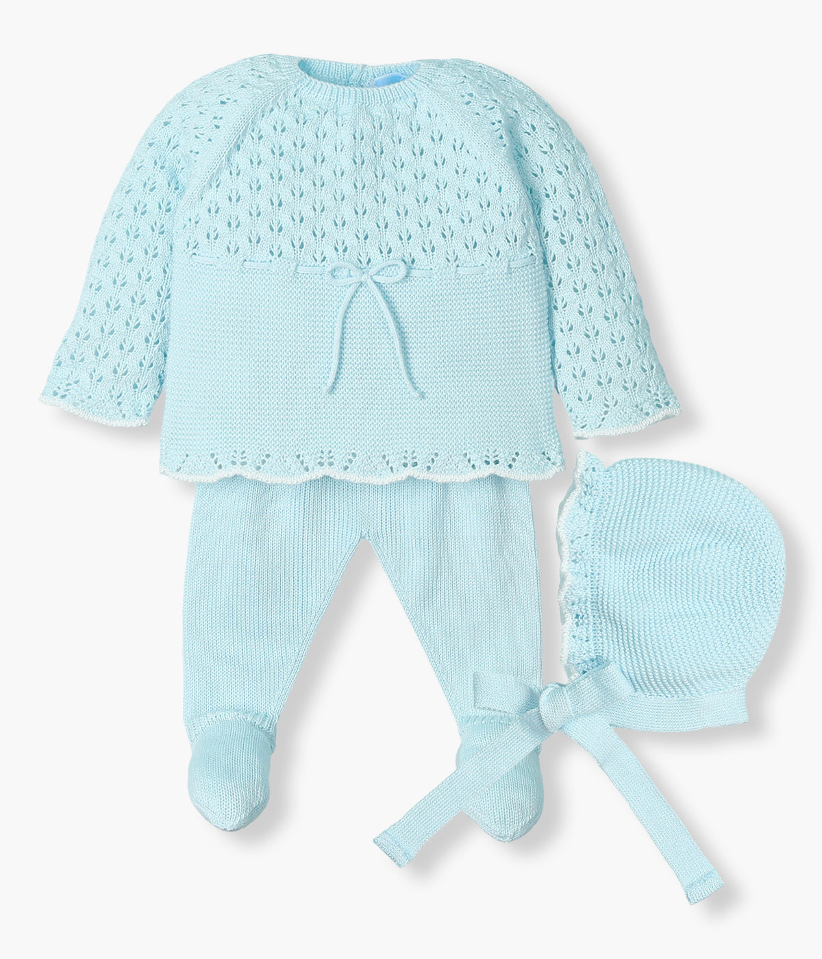 Vista de frente do conjunto de 3 peças em malha azul da Mac Ilusión composto por camisola, calças e touca para bebé e recém-nascido(a). Camisola com detalhes perfurados, laço na frente e contornos em branco. Touca a combinar. Calças lisas com pés.