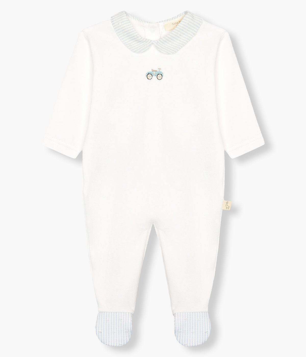 Vista de frente do babygrow em algodão pérola da Baby Gi para bebé menino e recém-nascido. Gola redonda cortada e pés em tecido plumeti com riscas azuis. Bordado de carro na frente. Abertura com molas de pressão nas costas e entrepernas.