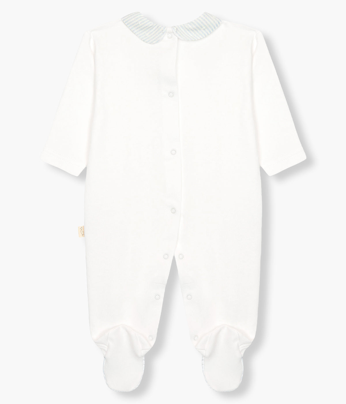 Vista de costas do babygrow em algodão pérola da Baby Gi para bebé menino e recém-nascido. Gola redonda cortada e pés em tecido plumeti com riscas azuis. Bordado de carro na frente. Abertura com molas de pressão nas costas e entrepernas.