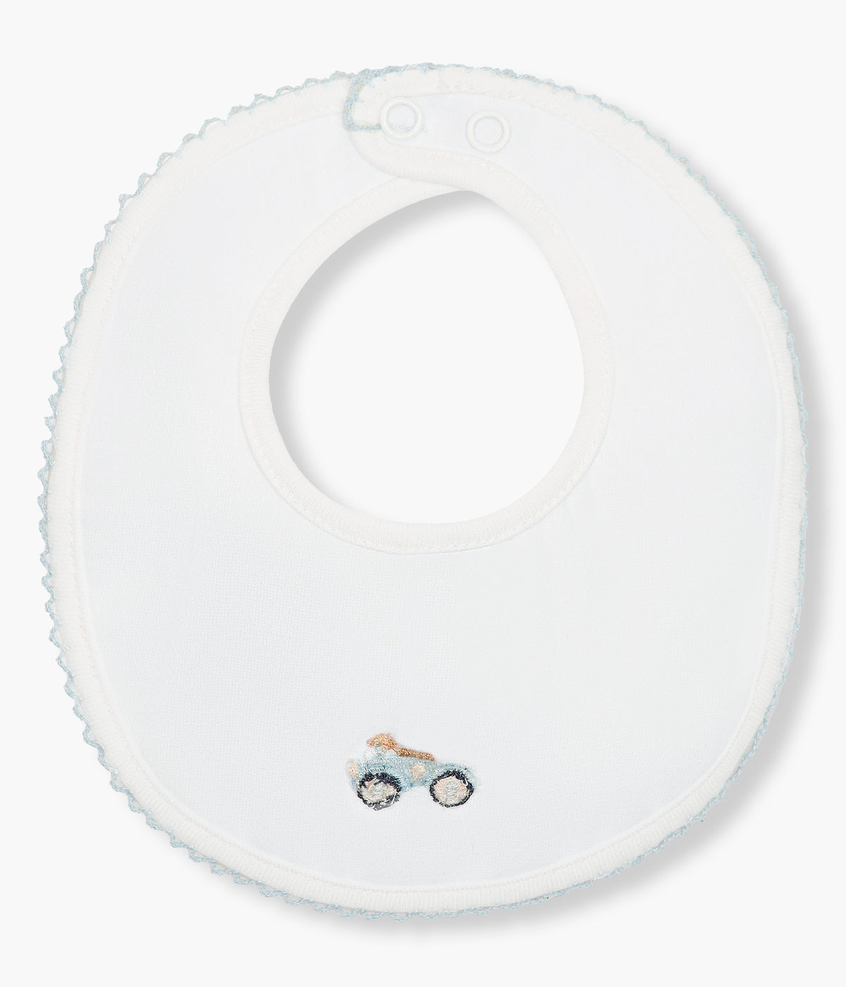Vista de costas da babete impermeável pérola da Baby Gi para bebé menino e recém-nascido, 100% algodão. Elegante babete com rebordo em picueta azul e pequeno carro bordado na frente.