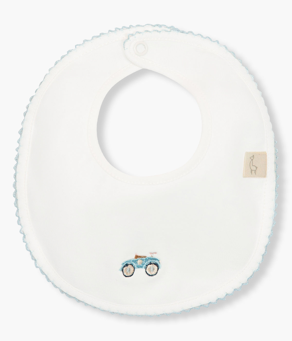 Vista de frente da babete impermeável pérola da Baby Gi para bebé menino e recém-nascido, 100% algodão. Elegante babete com rebordo em picueta azul e pequeno carro bordado na frente.