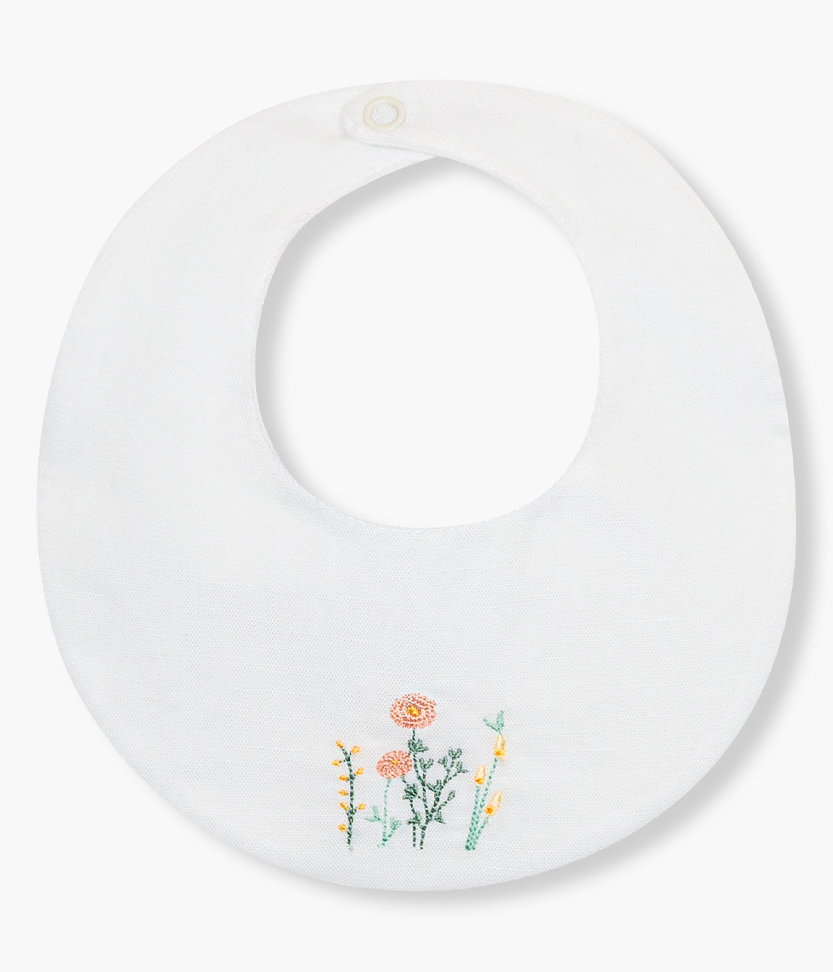 Vista de frente da babete impermeável branca da Baby Gi para bebé menina e recém-nascida. Elegante babete de formato redondo com parte frontal em linho com bordado de flores.
