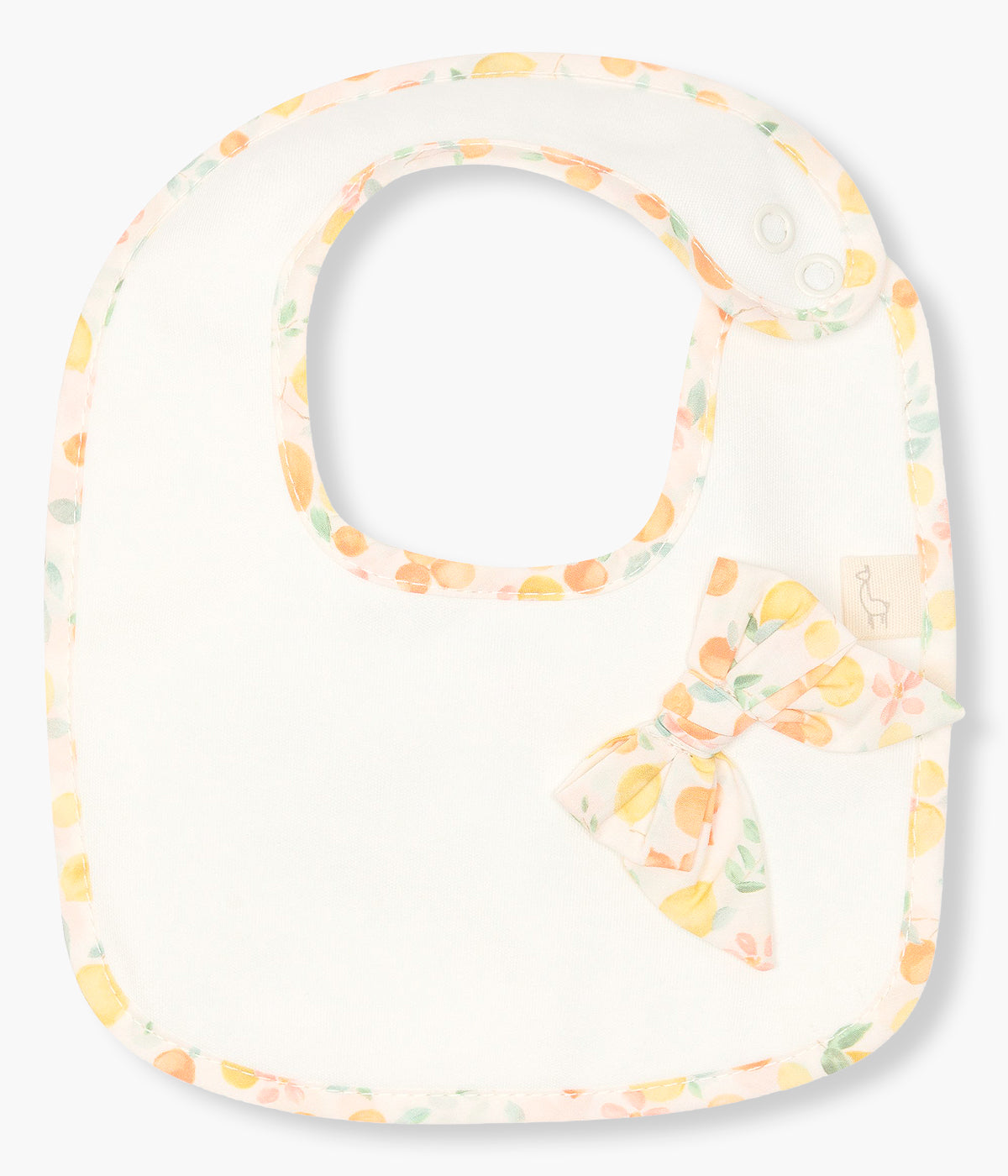 Vista de frente da babete impermeável pérola da Baby Gi para bebé menina e recém-nascida, 100% algodão. Elegante babete de formato quadrado com laço e contornos com padrão frutas coloridas.