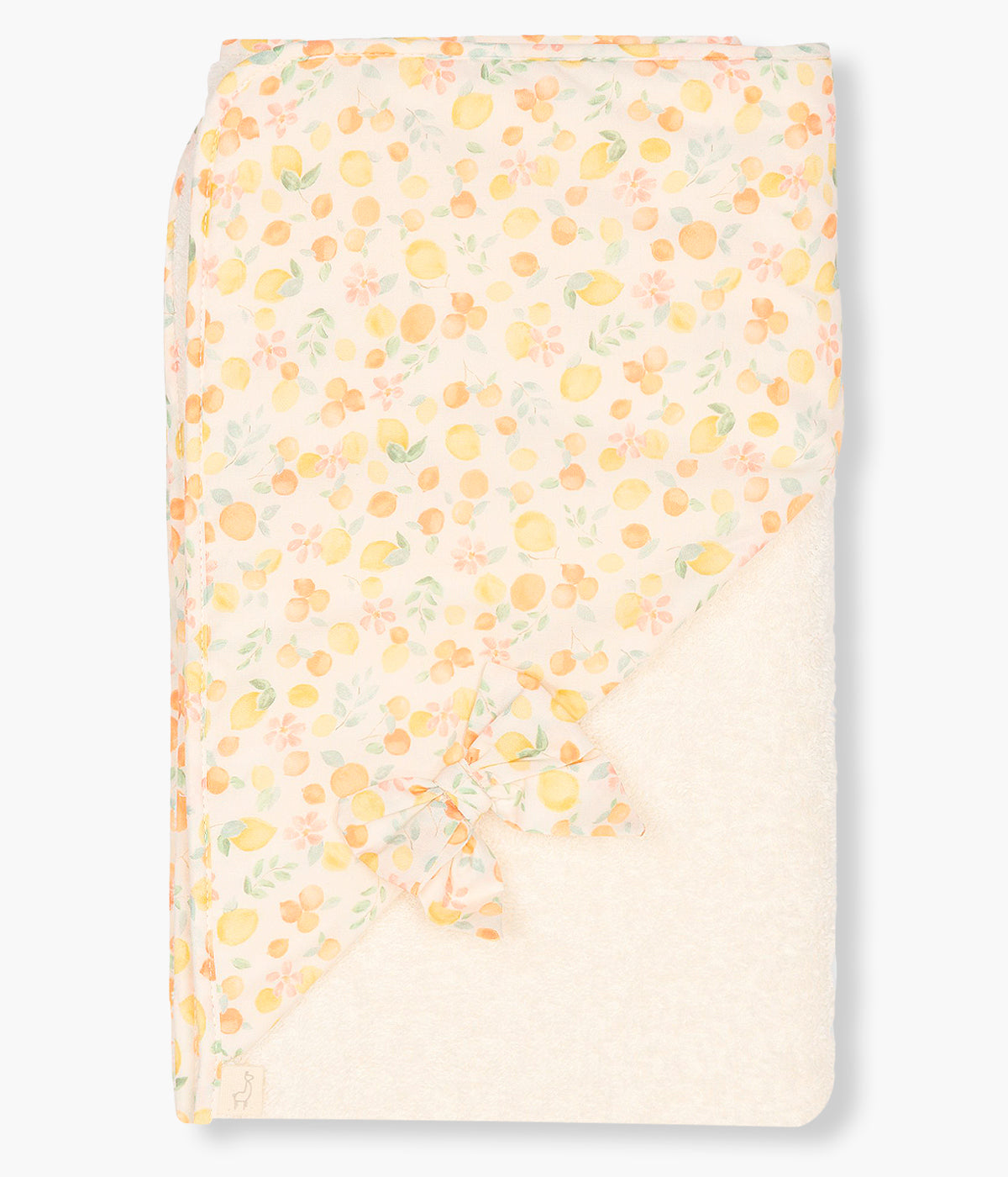 Vista de frente da toalha de banho da Baby Gi para bebé menina e recém-nascida, 100% algodão. Suave e absorvente toalha em turco pérola com carapuço no canto, laço e rebordo em tecido com padrão frutas coloridas.