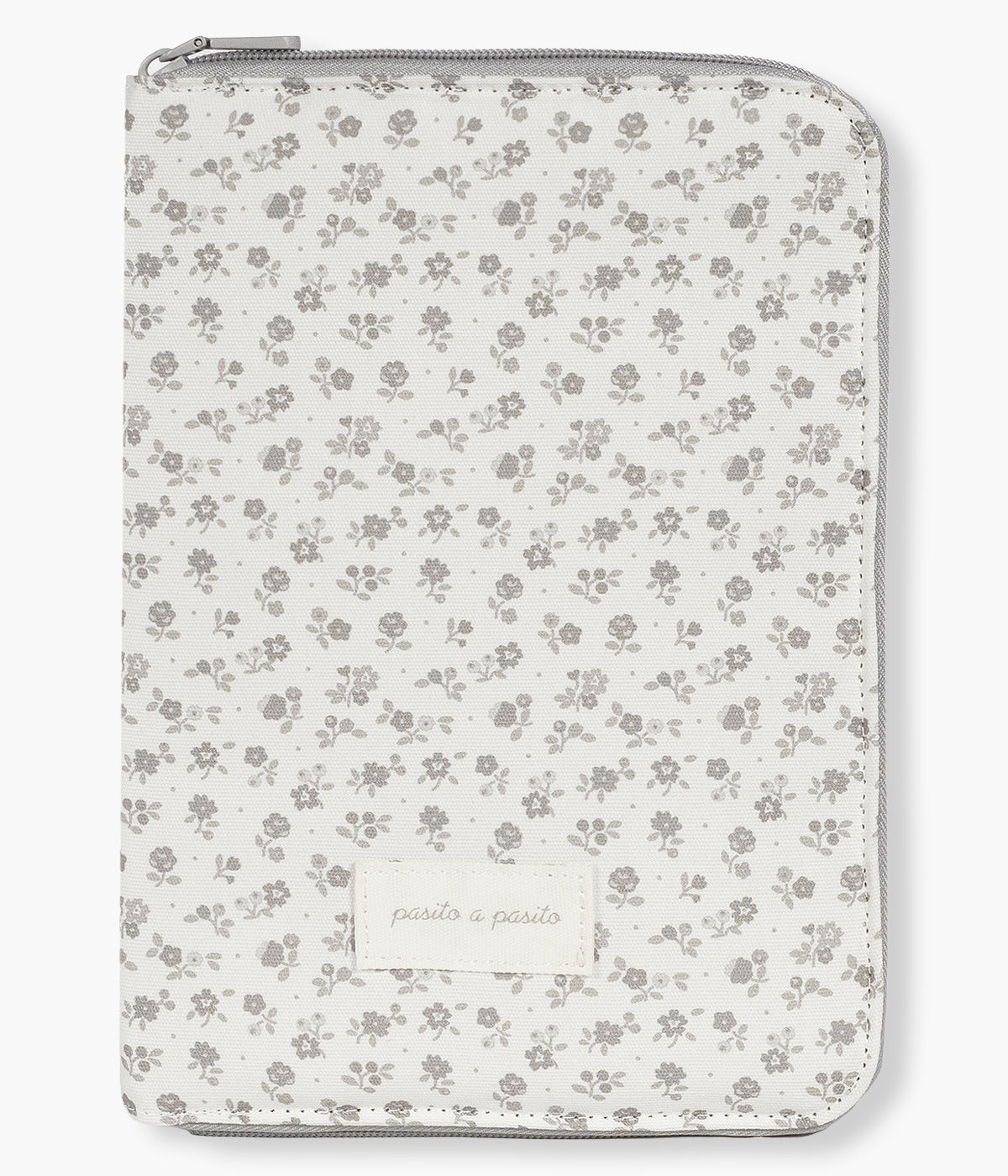 Vista de frente do Porta Documentos Little Bloom Flowers da Pasito a Pasito. Perfeito para organizar todos os documentos e exames da bebé, esta bolsa estilo livro possui um exterior em loneta 100% algodão resistente à água com delicado padrão floral cinza combinando elegância e funcionalidade no dia a dia.