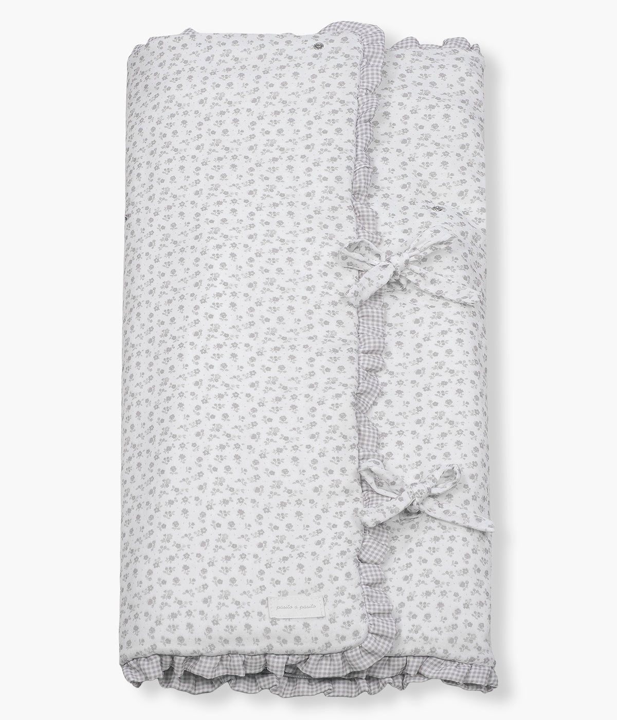Vista de frente do saco manta Pasito a Pasito Little Bloom Flowers com clássico padrão floral em tons cinza. Feito em musselina de algodão e com um TOG de 2.5, este saco manta é ideal para a pele delicada do(a) recém-nascido(a). Possui um design funcional permitindo ser utilizado como ninho ou como manta de berço, acompanhando o crescimento e as diferentes necessidades do bebé.