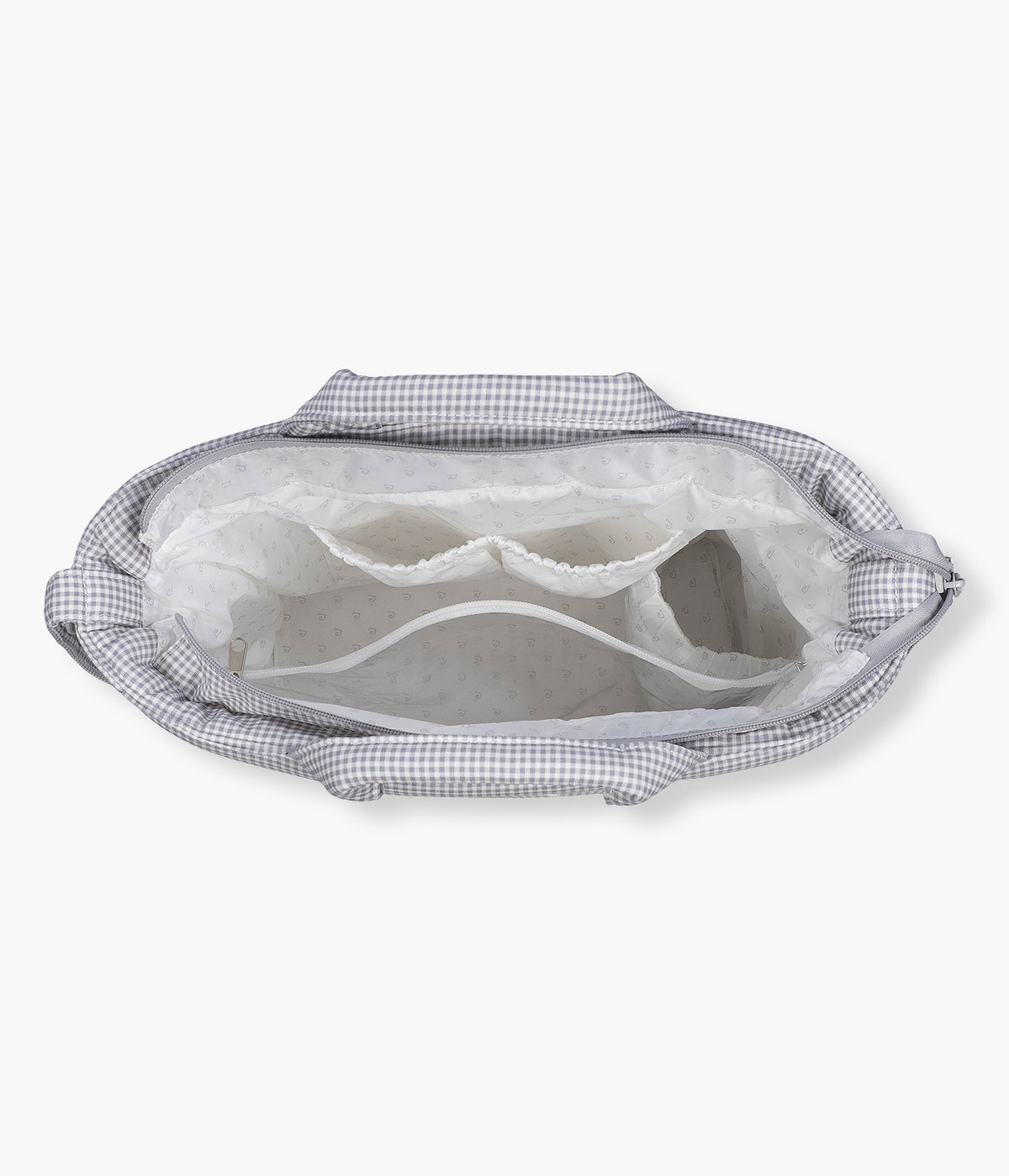 Vista interior da Mala de Maternidade Little Bloom Vichy da Pasito a Pasito. Prática mala de maternidade que combina elegância com um padrão vichy cinza e uma grande capacidade para transportar tudo o que o bebé precisa. Confeccionada em loneta 100% algodão com tratamento resistente à água, esta mala inclui vários compartimentos interiores e um prático resguardo portátil.
