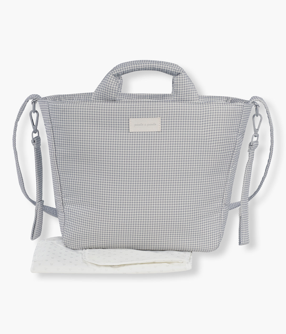 Vista de frente da Mala de Maternidade Little Bloom Vichy da Pasito a Pasito. Prática mala de maternidade que combina elegância com um padrão vichy cinza e uma grande capacidade para transportar tudo o que o bebé precisa. Confeccionada em loneta 100% algodão com tratamento resistente à água, esta mala inclui vários compartimentos interiores e um prático resguardo portátil.
