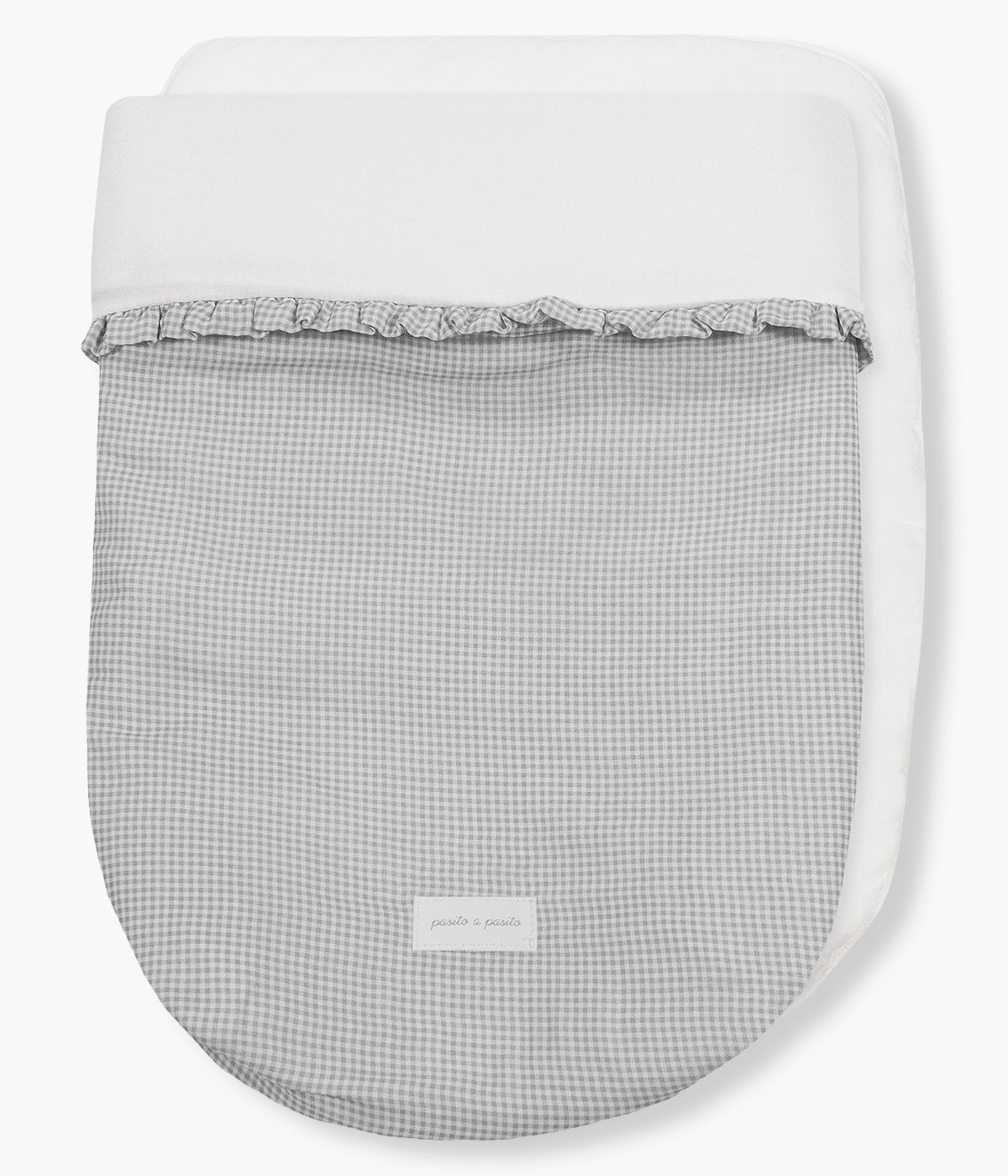 Vista de frente e do colchao do saco de dormir Little Bloom Vichy da Pasito a Pasito. Delicado saco de dormir que envolve o bebé em conforto e suavidade desde os primeiros passeios. Fabricado em 100% algodão, combina muselina com padrão vichy e um interior liso com enchimento removível e colchão interior com tecido 3D para maior ventilação.