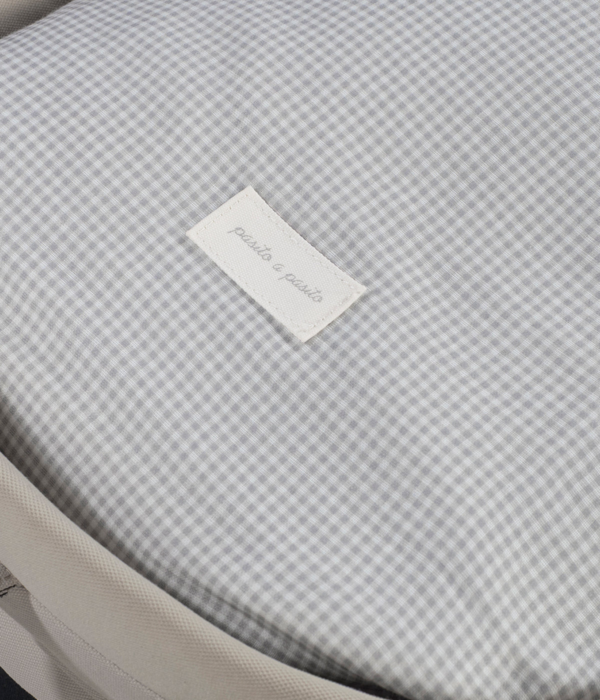 Vista na alcofa do saco de dormir Little Bloom Vichy da Pasito a Pasito. Delicado saco de dormir que envolve o bebé em conforto e suavidade desde os primeiros passeios. Fabricado em 100% algodão, combina muselina com padrão vichy e um interior liso com enchimento removível e colchão interior com tecido 3D para maior ventilação.