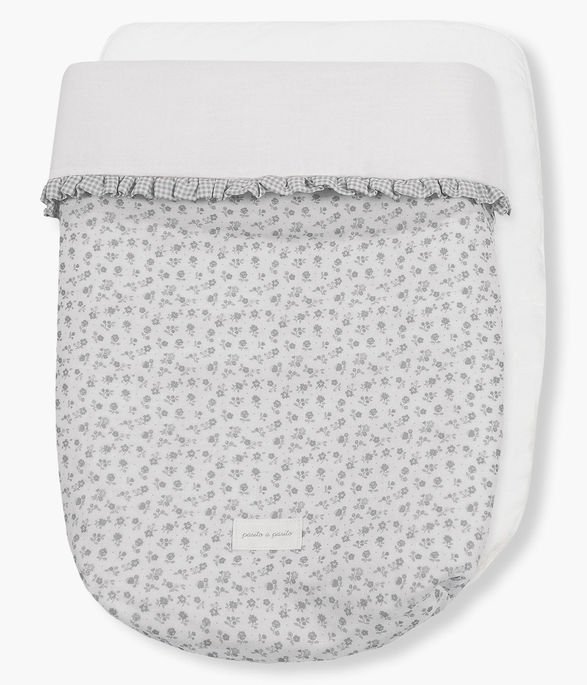 Vista de todos os componentes do saco de dormir Little Bloom Flowers da Pasito a Pasito. Delicado saco de dormir para alcofa que envolve a bebé em conforto e suavidade desde os primeiros passeios. Criado com tecido 100% algodão, combina muselina com padrão floral cinza, um interior liso com enchimento removível e colchão interior com tecido 3D para maior ventilação.