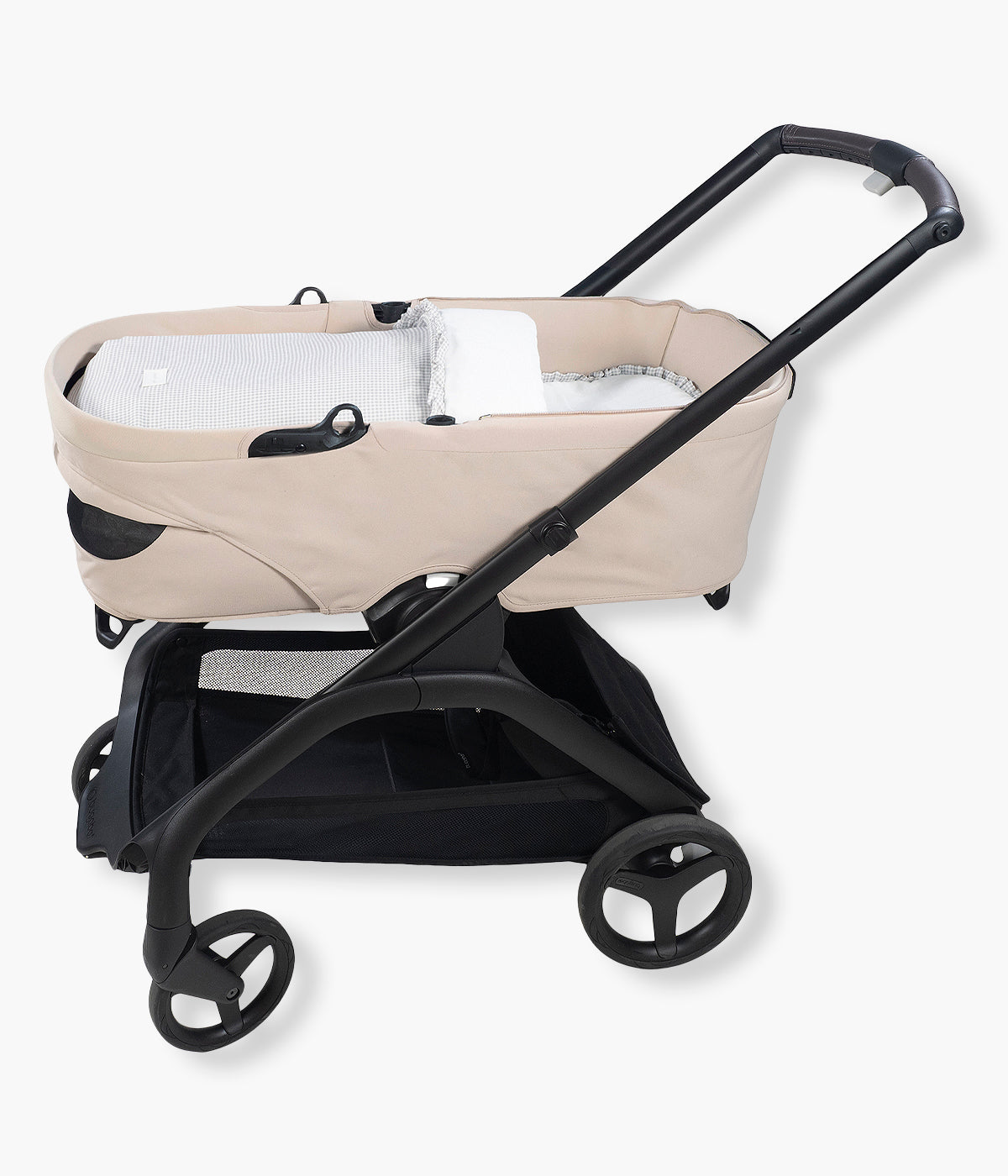 Vista na alcofa do saco de dormir Little Bloom Vichy da Pasito a Pasito. Delicado saco de dormir que envolve o bebé em conforto e suavidade desde os primeiros passeios. Fabricado em 100% algodão, combina muselina com padrão vichy e um interior liso com enchimento removível e colchão interior com tecido 3D para maior ventilação.