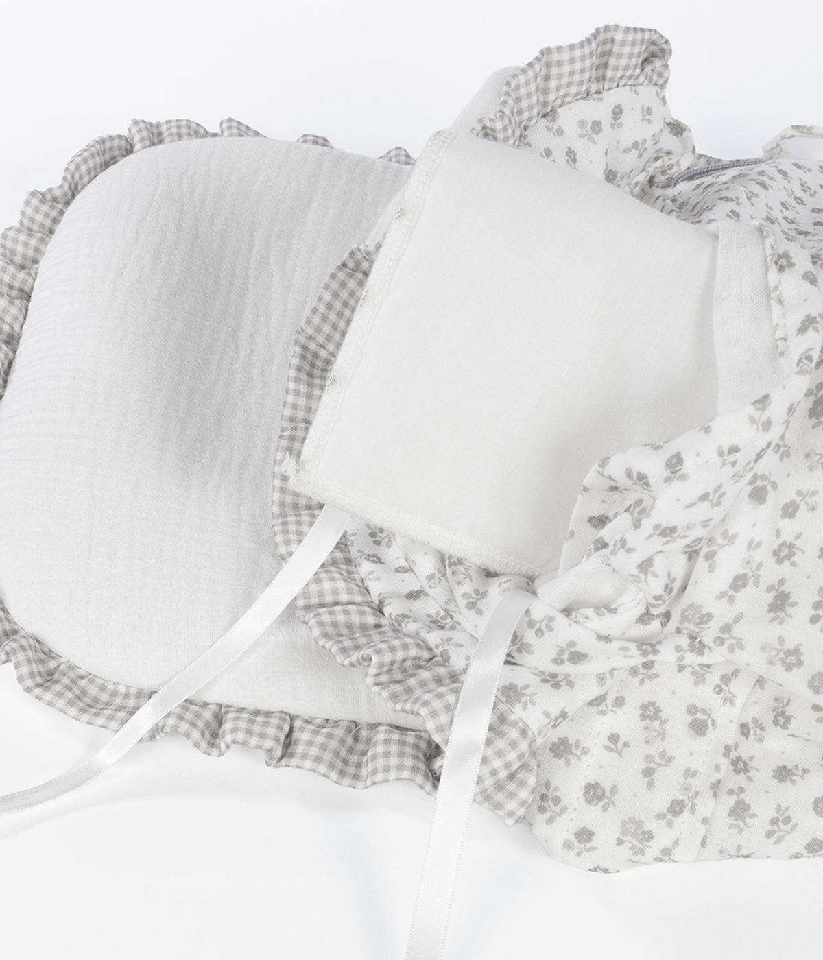 Vista do enchimento do saco de dormir Little Bloom Flowers da Pasito a Pasito. Delicado saco de dormir para alcofa que envolve a bebé em conforto e suavidade desde os primeiros passeios. Criado com tecido 100% algodão, combina muselina com padrão floral cinza, um interior liso com enchimento removível e colchão interior com tecido 3D para maior ventilação.