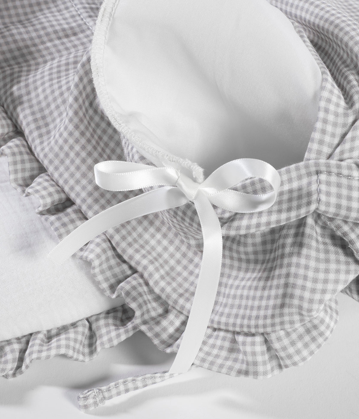 Vista do enchimento do saco de dormir Little Bloom Vichy da Pasito a Pasito. Delicado saco de dormir que envolve o bebé em conforto e suavidade desde os primeiros passeios. Fabricado em 100% algodão, combina muselina com padrão vichy e um interior liso com enchimento removível e colchão interior com tecido 3D para maior ventilação.