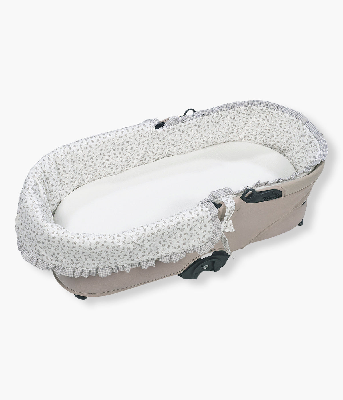 Vista de cima da forra para alcofa com elásticos Pasito a Pasito Little Bloom Flowers. Prática forra que combina suavidade, elegância e funcionalidade. Com um elegante padrão floral em tons de cinza, inclui lençol ajustável em musselina 100% algodão, garantindo conforto e respirabilidade para a bebé desde os primeiros dias.