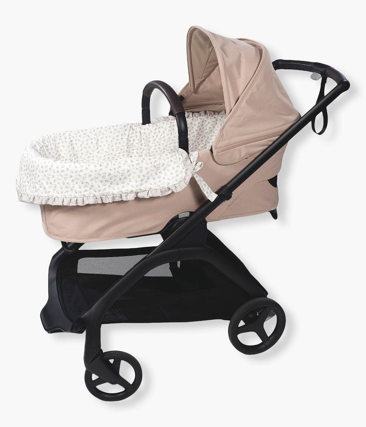 Vista no carrinho da forra para alcofa com elásticos Pasito a Pasito Little Bloom Flowers. Prática forra que combina suavidade, elegância e funcionalidade. Com um elegante padrão floral em tons de cinza, inclui lençol ajustável em musselina 100% algodão, garantindo conforto e respirabilidade para a bebé desde os primeiros dias.