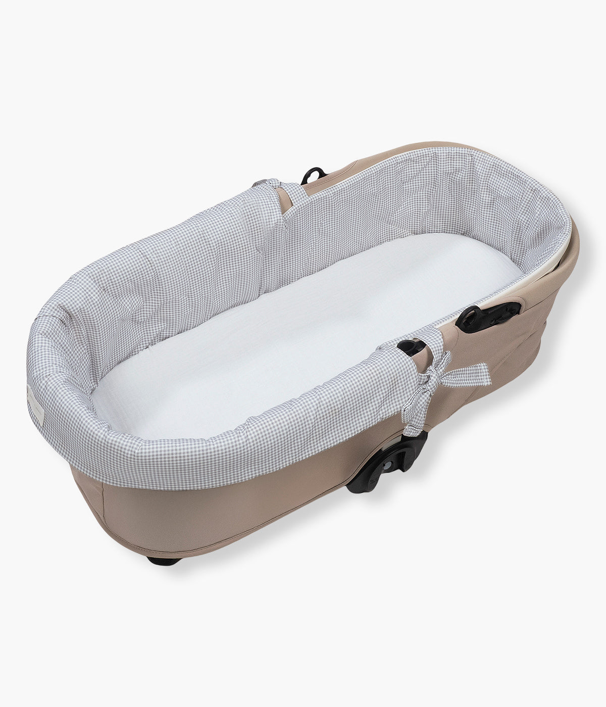 Vista na alcofa da forra para alcofa com elásticos Pasito a Pasito Little Bloom Vichy. Prática forra que combina suavidade, elegância e funcionalidade. Com um elegante padrão vichy cinza, inclui lençol ajustável em musselina 100% algodão, garantindo conforto e respirabilidade para o bebé desde os primeiros dias.